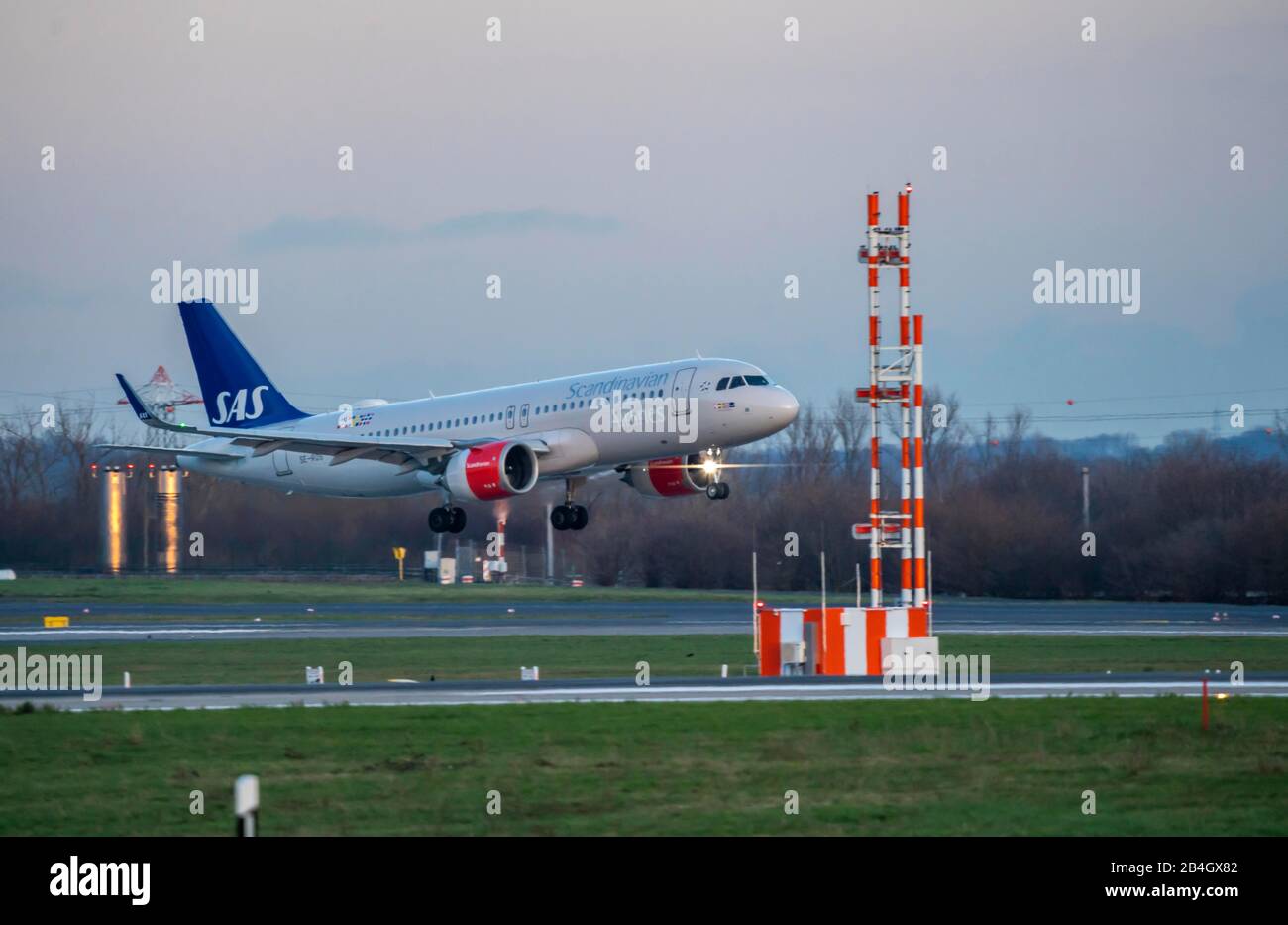 Aeropuerto Internacional de DŸsseldorf, DUS, avión en aterrizaje, SAS, Airbus A320 Foto de stock