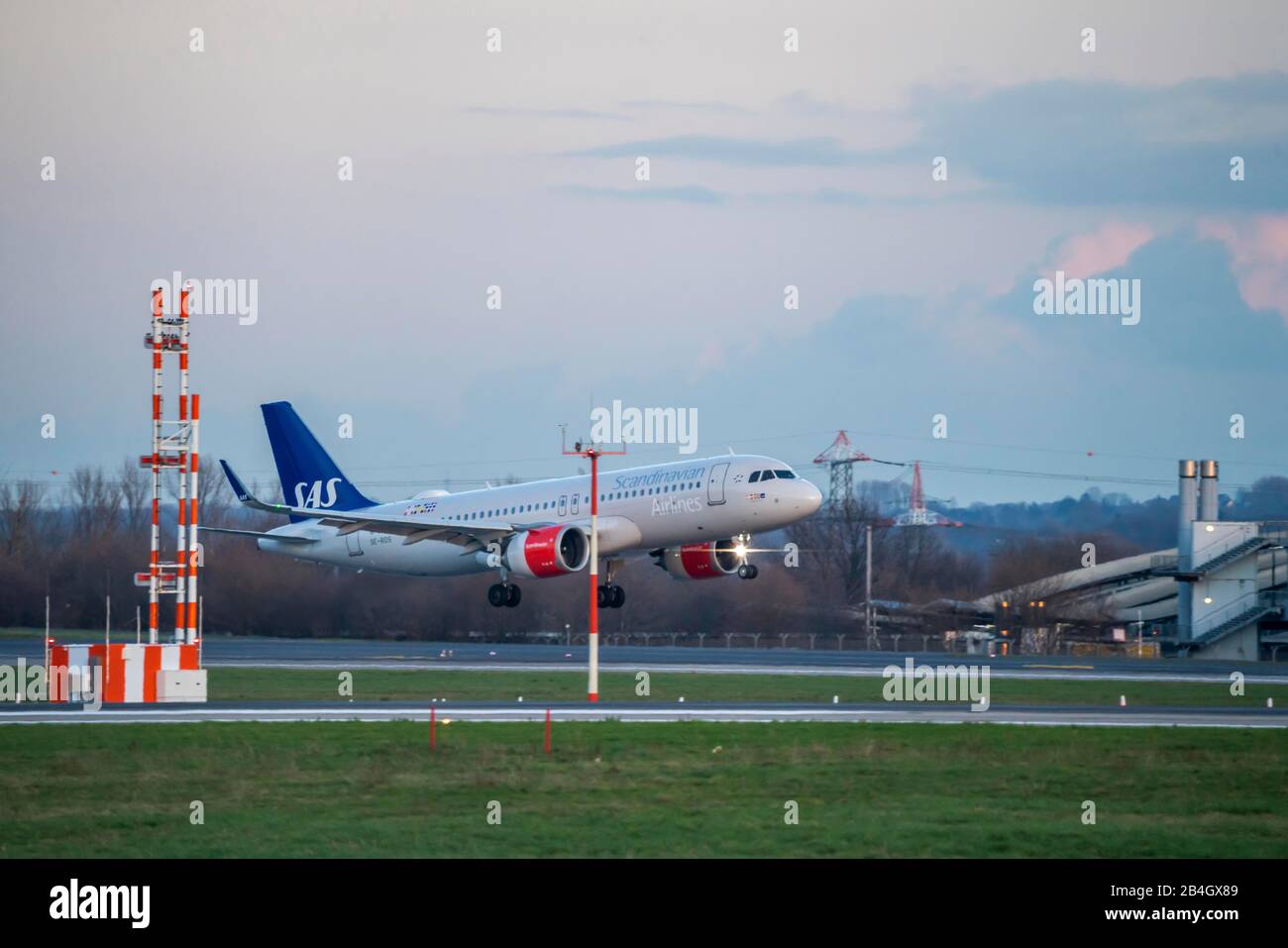 Aeropuerto Internacional de Düsseldorf, DUS, avión en aterrizaje, SAS, Airbus A320 Foto de stock