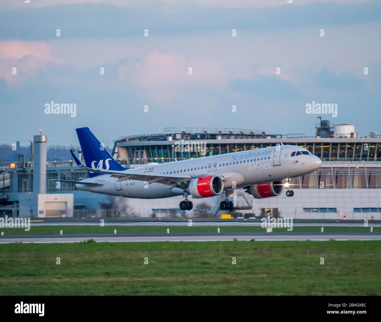 Aeropuerto Internacional de DŸsseldorf, DUS, avión en aterrizaje, SAS, Airbus A320 Foto de stock