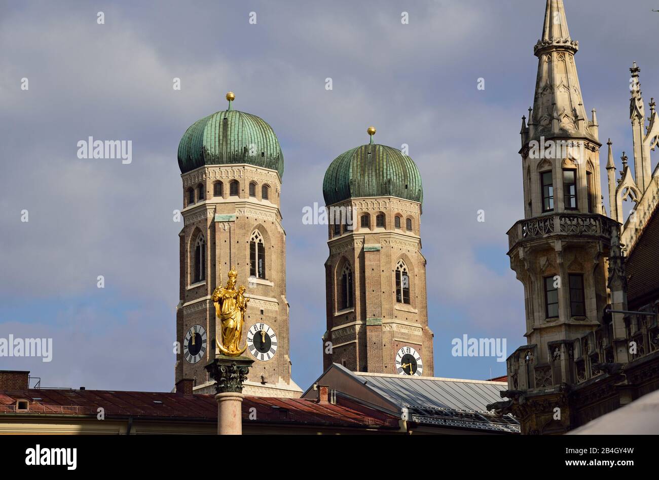 Europa, Alemania, Baviera, Ciudad de Munich, Marienplatz, Nuevo Ayuntamiento de estilo neogótico, construido de 1867 a 1908, el juego de la campana y la figura en la torre del ayuntamiento, las torres de la Frauenkirche Foto de stock