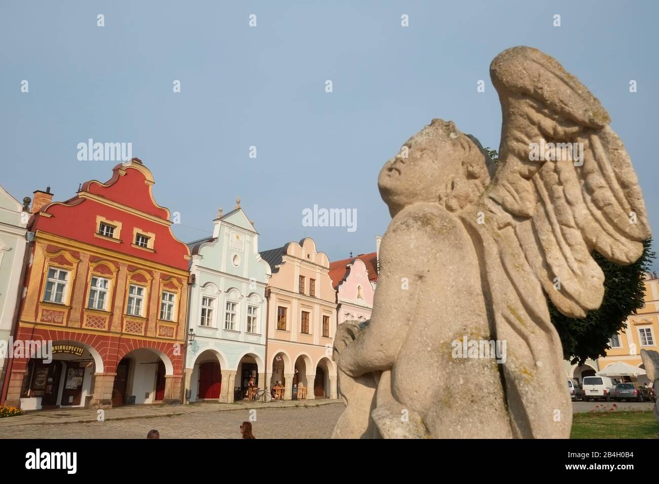 Estatua barroca del ángel como parte de la columna de la Santísima Trinidad. Telc, República Checa Foto de stock
