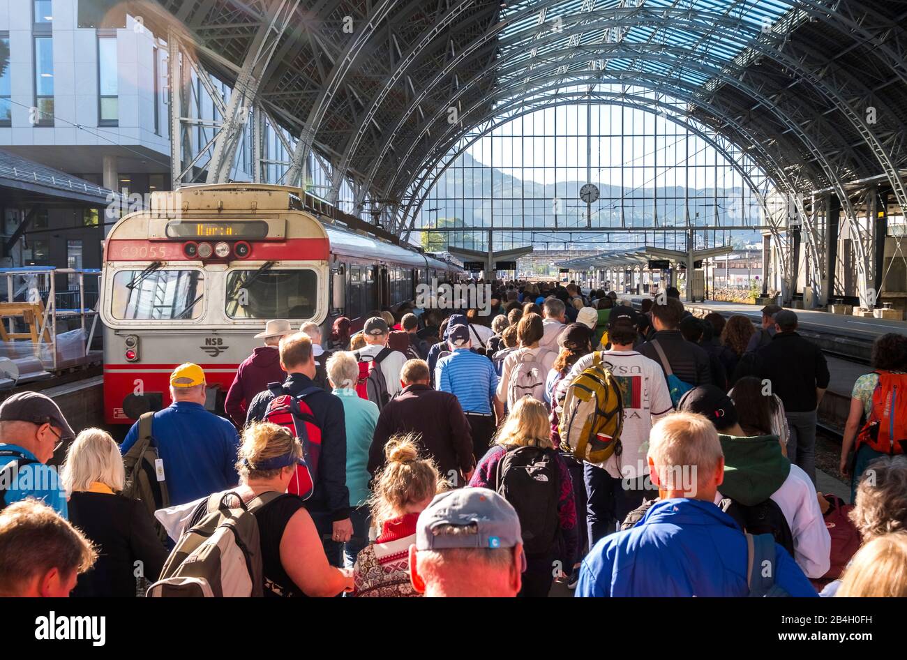 Turistas en la estación de Bergen, techo de cúpula de cristal, tren, Bergen, Hordaland, Noruega, Escandinavia, Europa Foto de stock