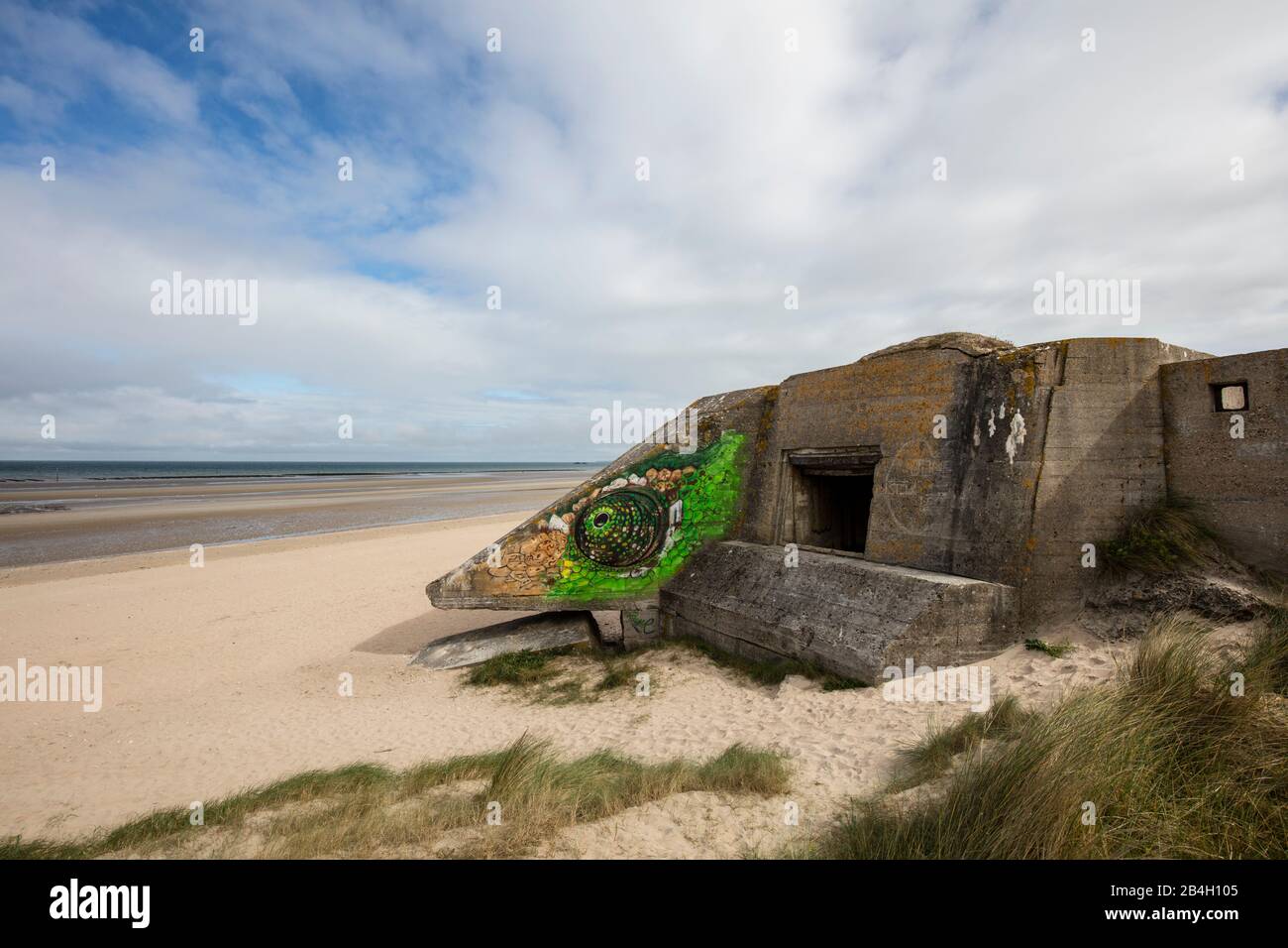 Normandía, búnker alemán, colorido, pared atlántica, marea baja, Foto de stock