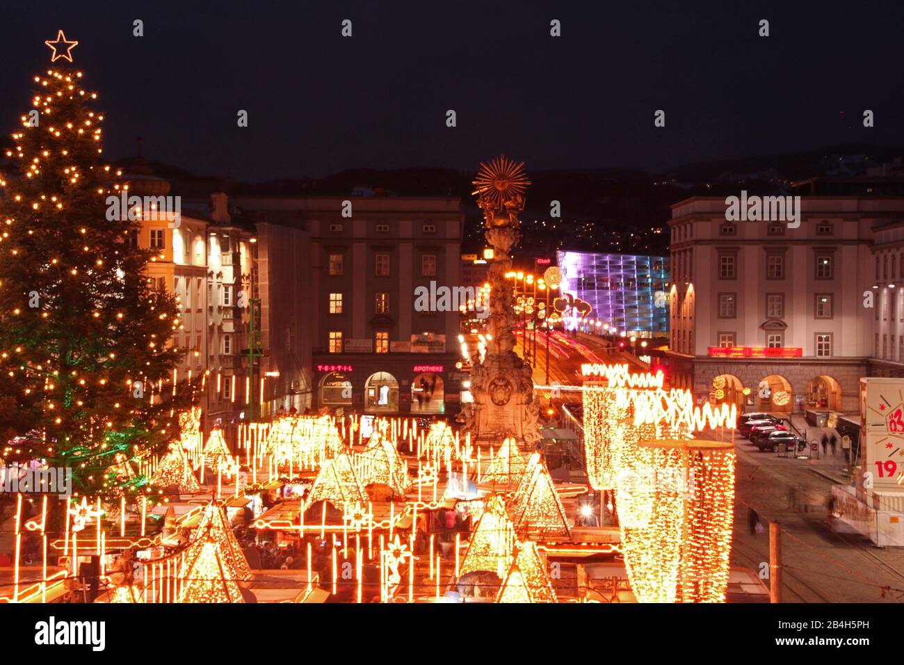 Mercado de Navidad en la plaza principal de Linz con Ars Electronica Centro en el fondo Foto de stock
