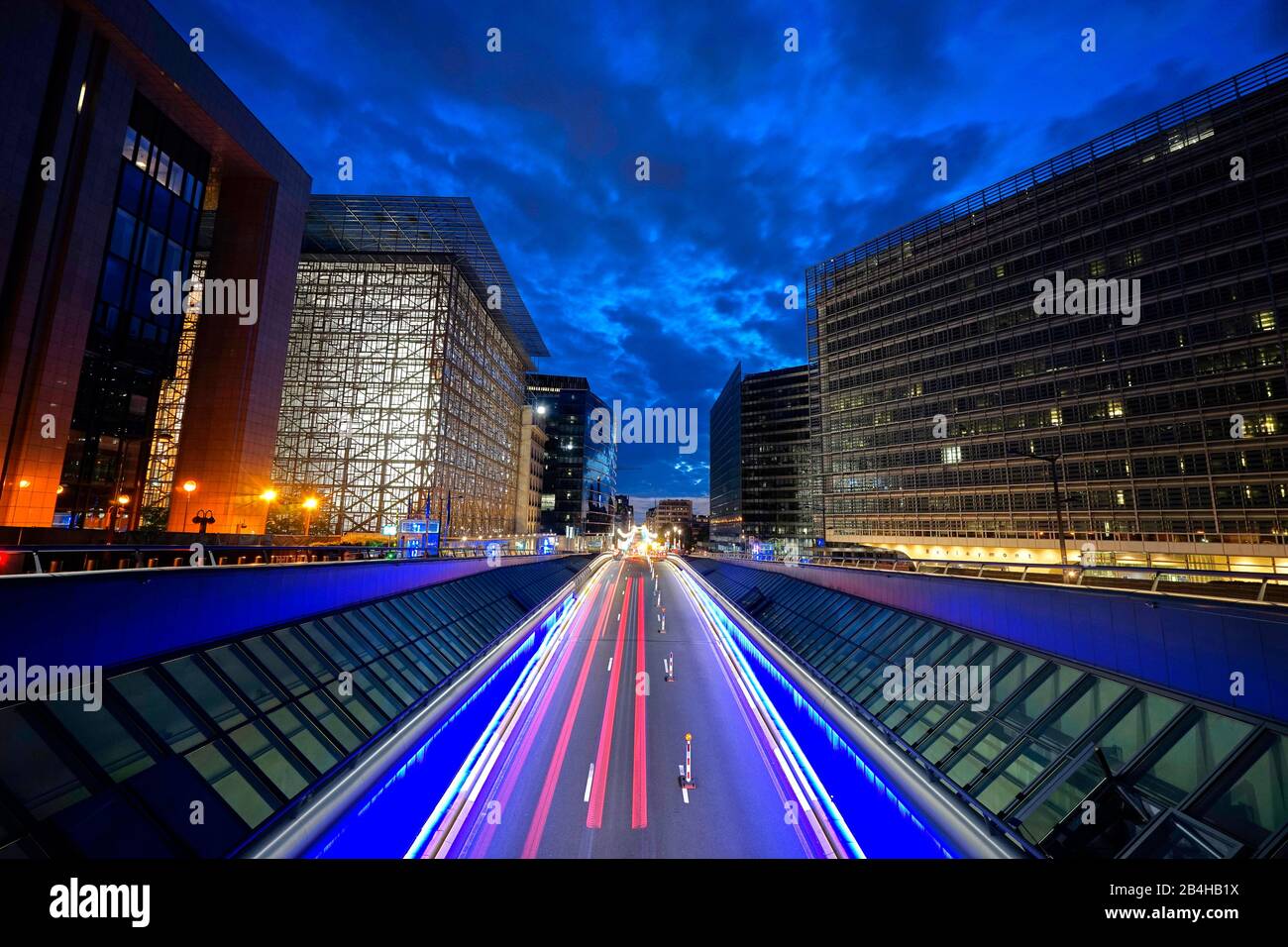 Europa, Bélgica, Bruselas, Barrio Europeo, izquierda Consejo de Europa, derecha Comisión Europea, tarde, calle, franjas de luz Foto de stock
