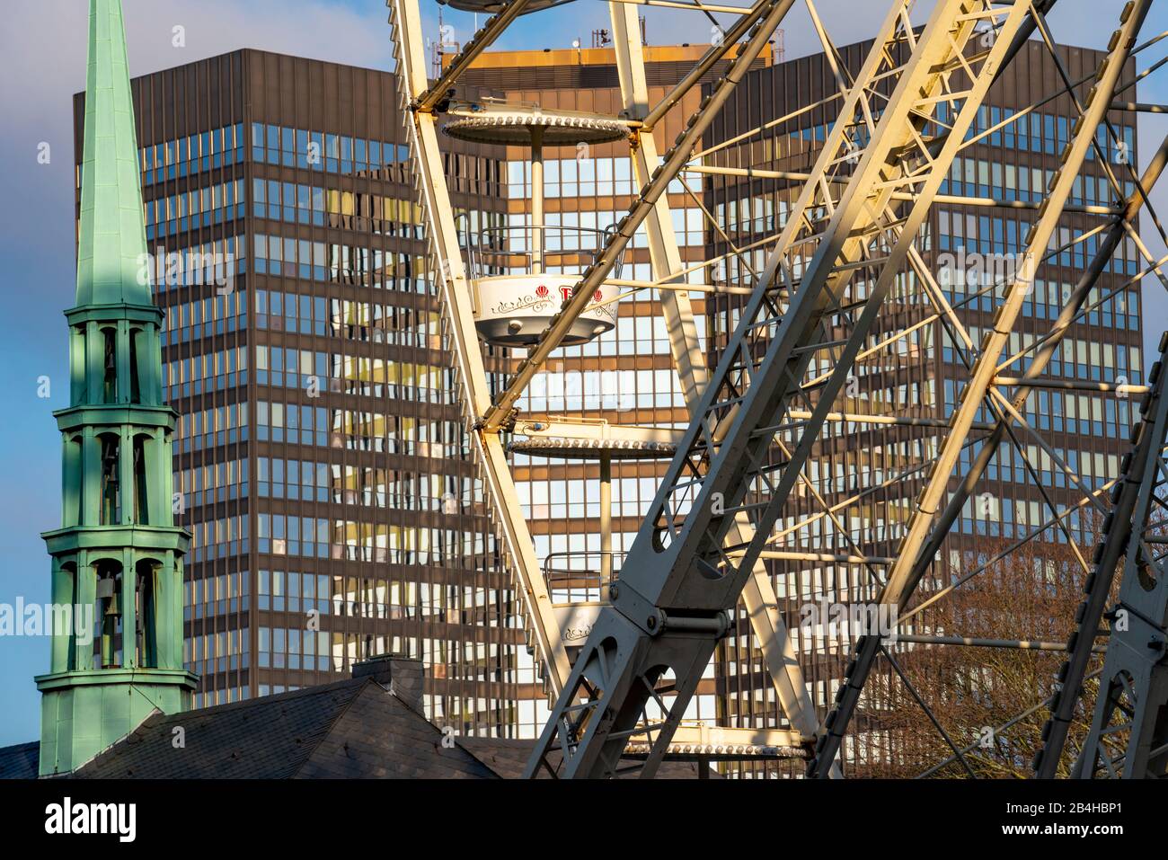 Riesenrad, mit offenen Gondeln, Blauer Himmel, auf dem Burgplatz en Essen, hinten das Essener Rathaus, Turm des Essener Doms, Foto de stock
