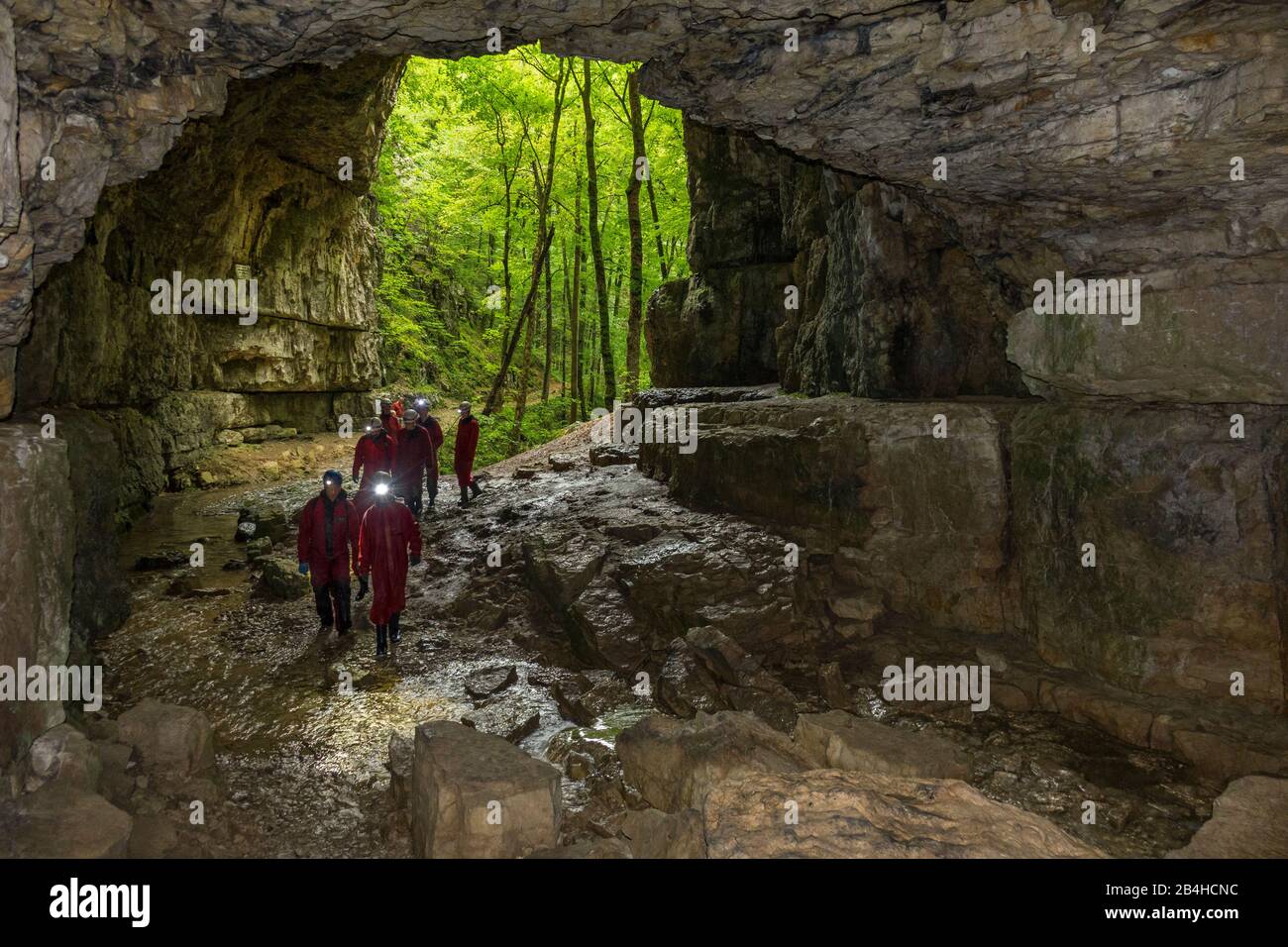 Alemania, Baden-Württemberg, Bad Urach, espeleólogos en la entrada de la cueva Falkensteiner. Es una llamada "cueva salvaje", no una cueva de espectáculos, y sólo es accesible a los turistas por un corto tiempo. En la novela "Rulaman" de David Friedrich Weinland es el Huhkahöhle. Foto de stock