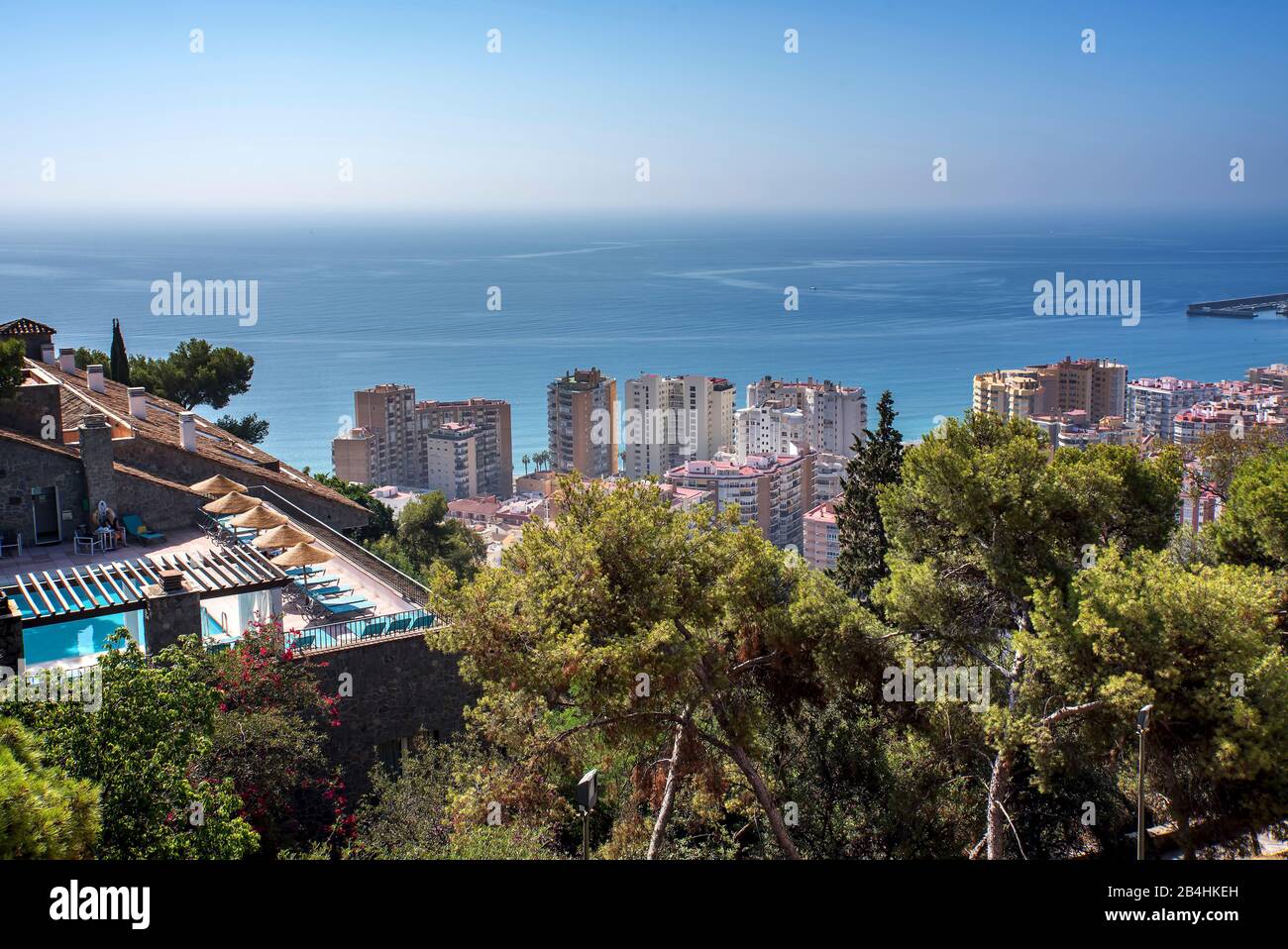 España, Málaga, casa de vacaciones, piscina, ciudad y vistas al mar, Foto de stock