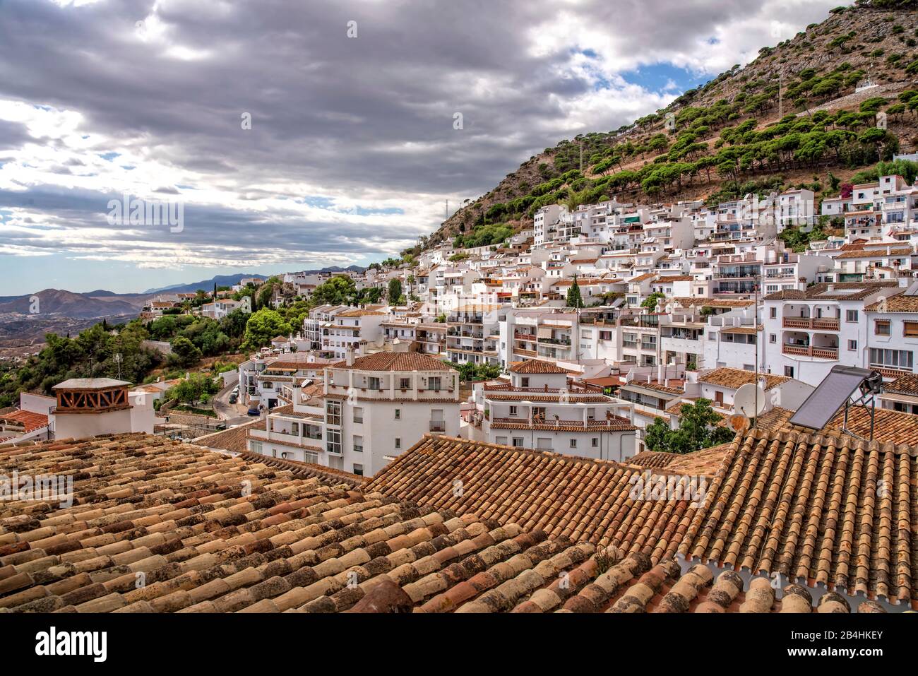 Mijas Pueblo en la ladera de una montaña, España, Andalucía Foto de stock