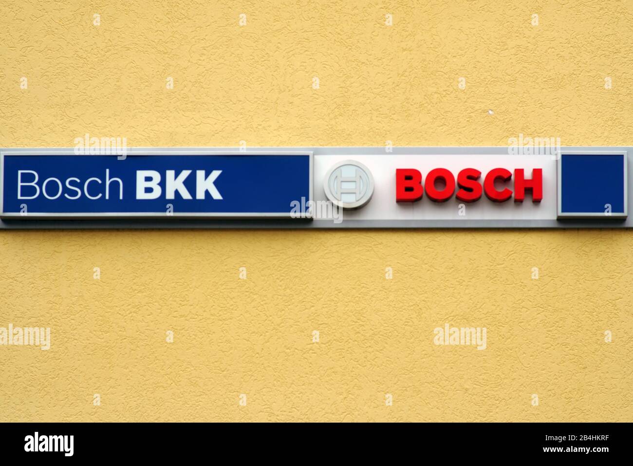 El logotipo de la compañía de seguros de salud Bosch BKK en la fachada de un edificio de oficinas y negocios en Homburg. Foto de stock