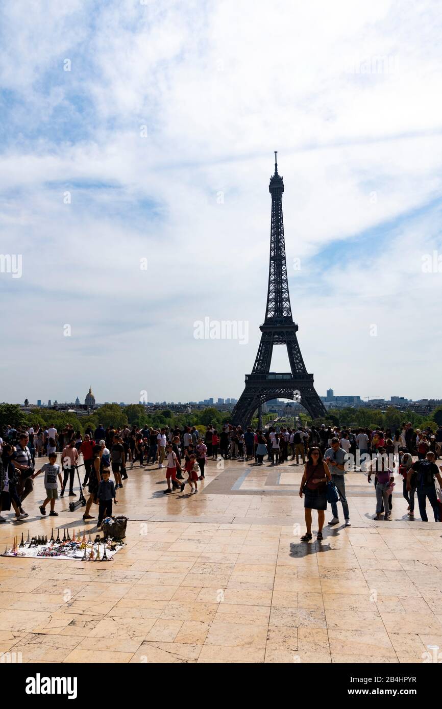 Turistas en la Esplanade du Trocadéro frente a la Torre Eiffel, París, Francia, Europa Foto de stock