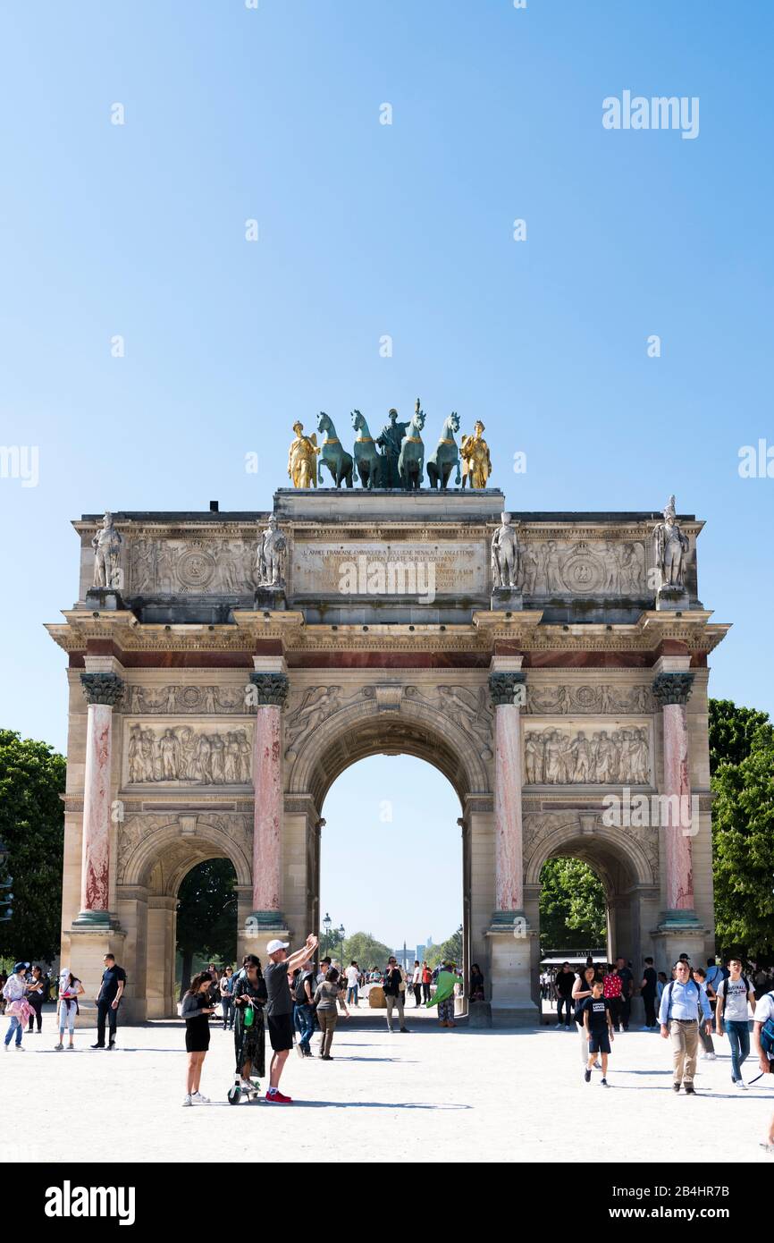 Touristen am Arc de Triomphe du Carrousel mit Quadriga am Louvre, París, Frankreich, Europa Foto de stock
