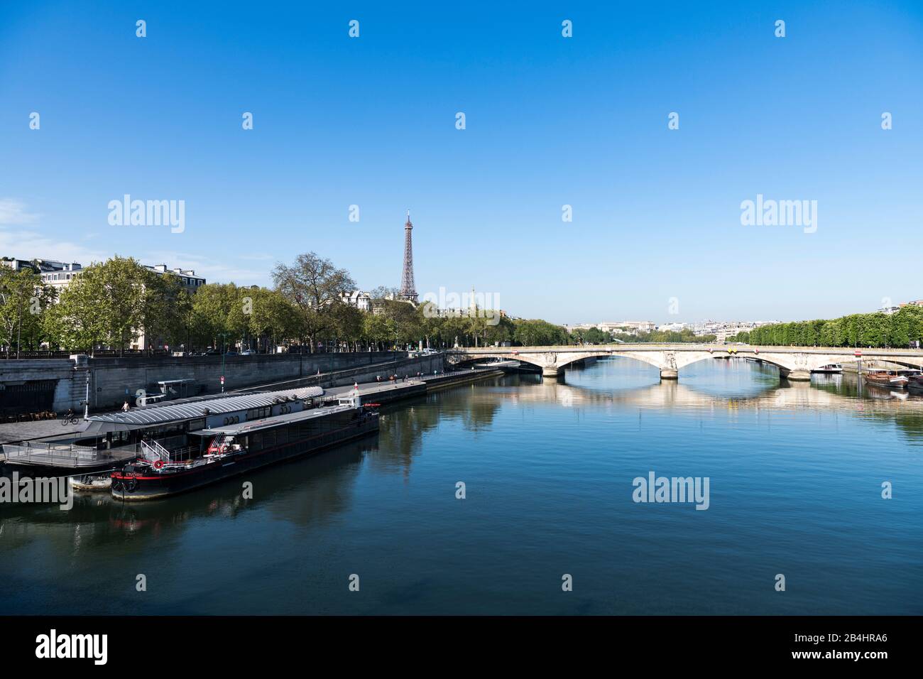 Vista desde el puente Pont Alexandre III sobre el Sena y el Pont des Invalides hacia la Torre Eiffel, París, Francia, Europa Foto de stock