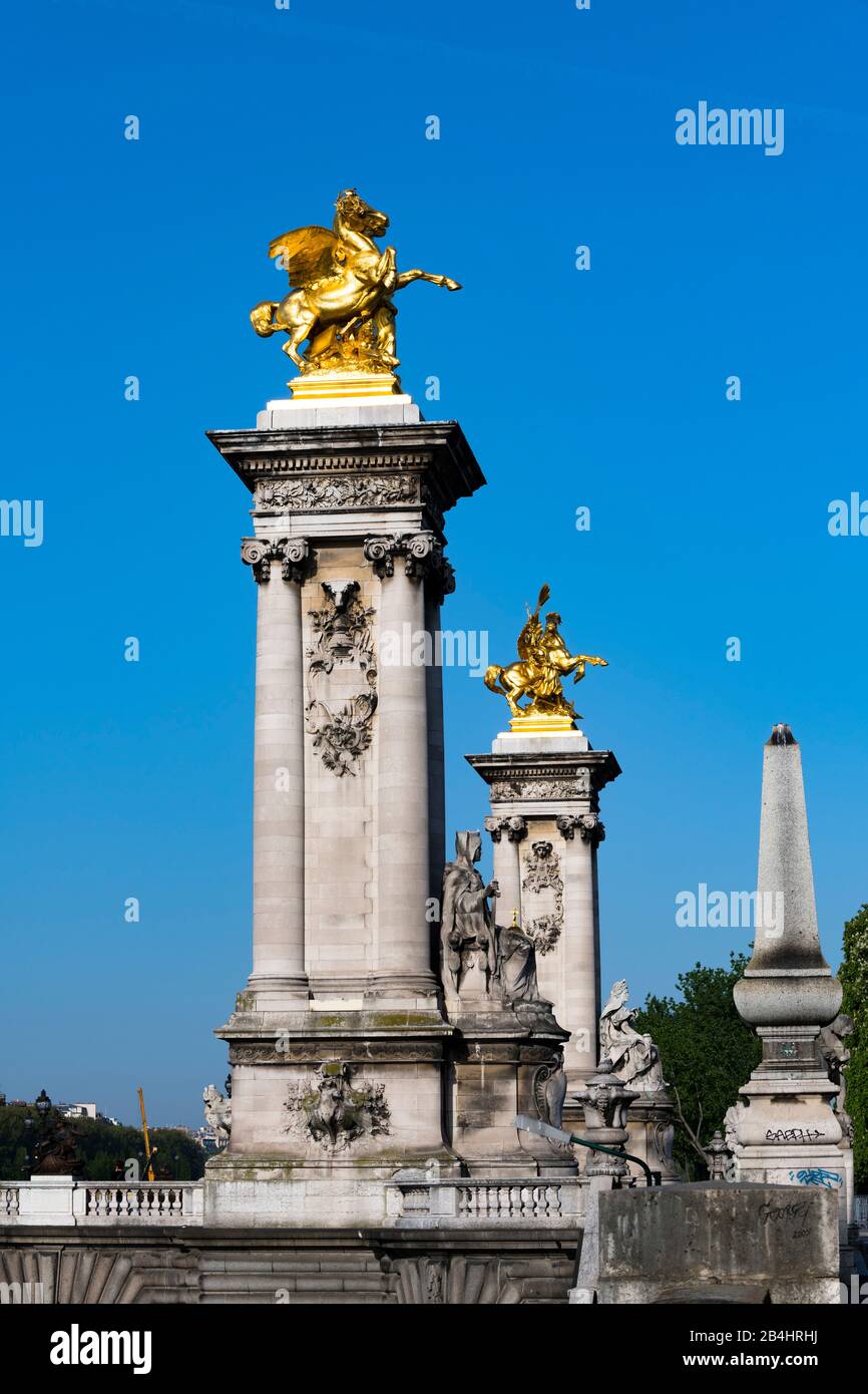 Zwei Pylone mit goldenen Statuen vor der Brücke Pont Alexandre III, París, Frankreich, Europa Foto de stock