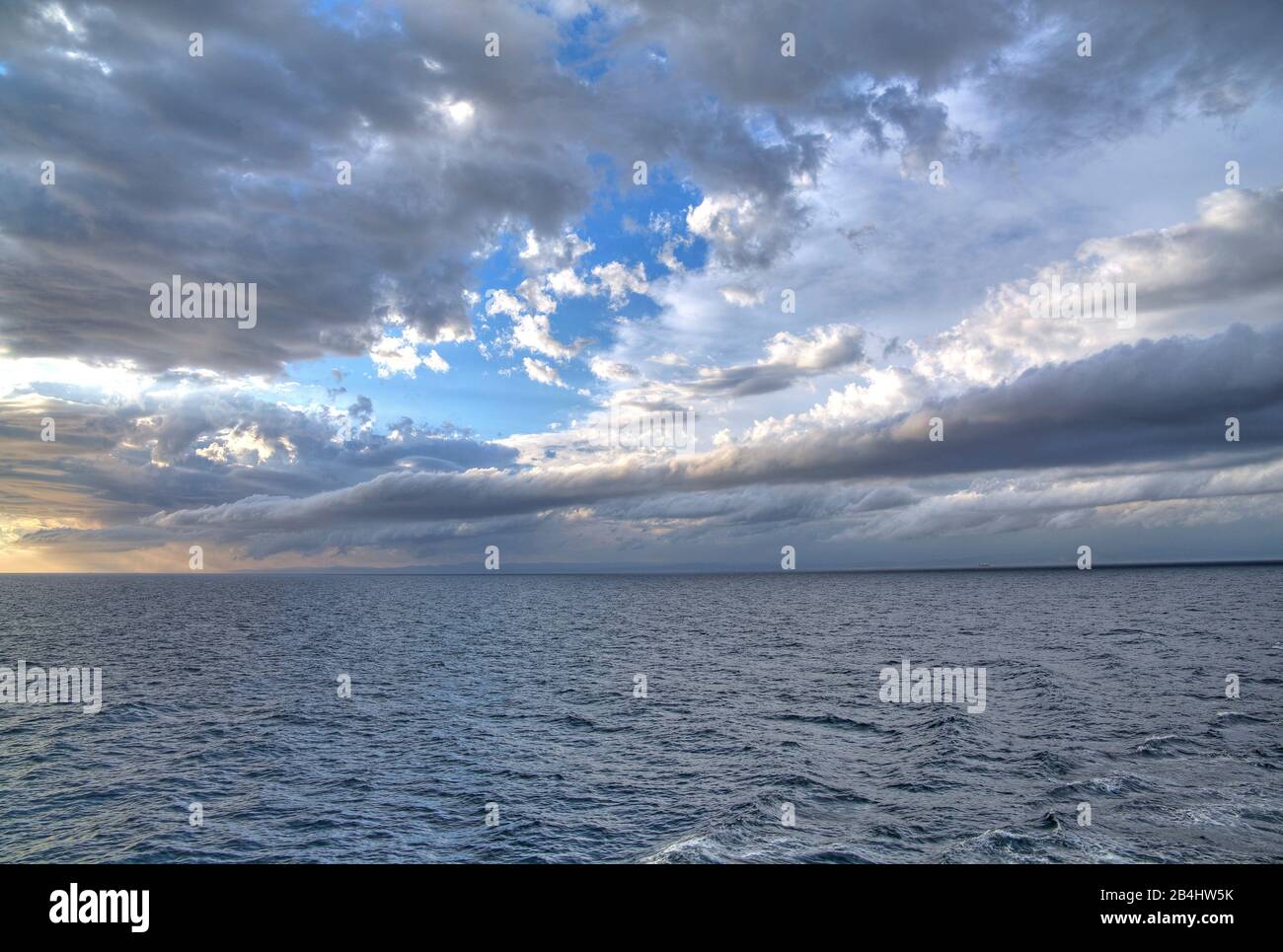 Mar con una atmósfera de nubes dramáticas Foto de stock