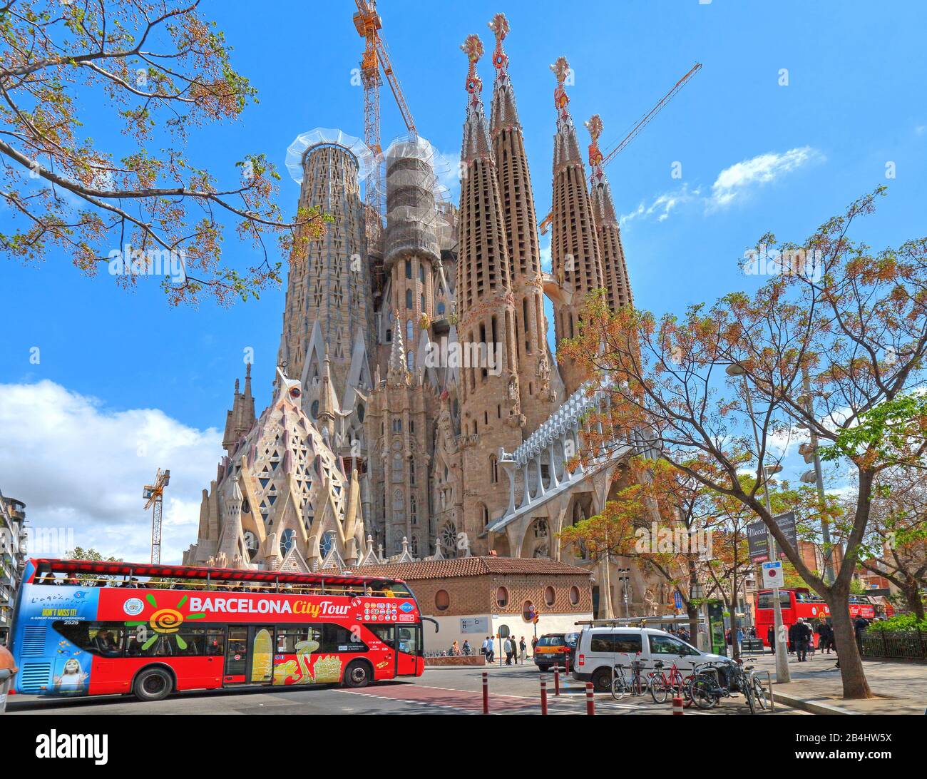 City tour bus con la catedral de la Sagrada Familia de Antoni Gaudí en Barcelona, Cataluña, España Foto de stock