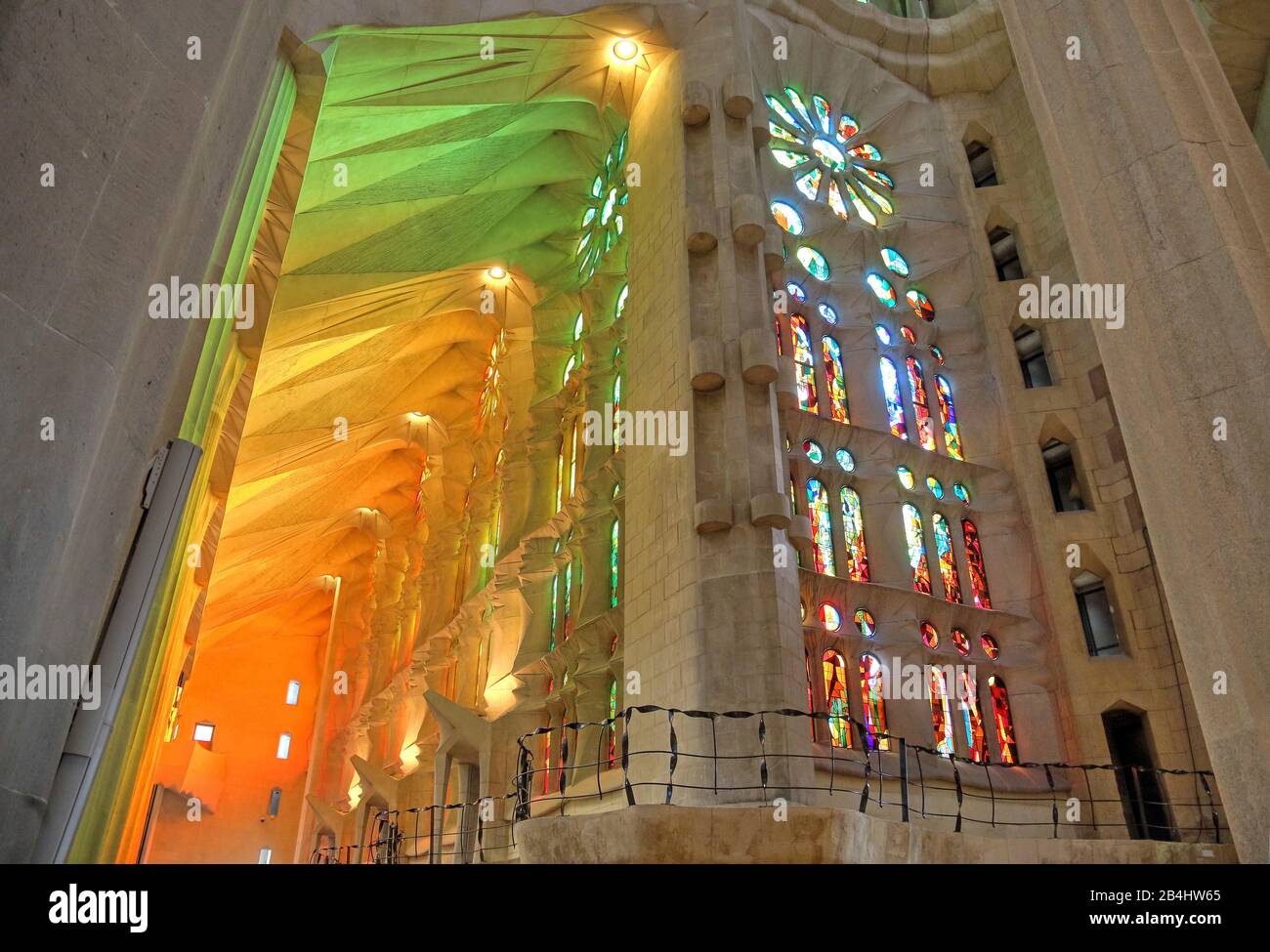 Vidrieras en el interior de la catedral de la Sagrada Familia de Antoni Gaudí en Barcelona, Cataluña, España Foto de stock