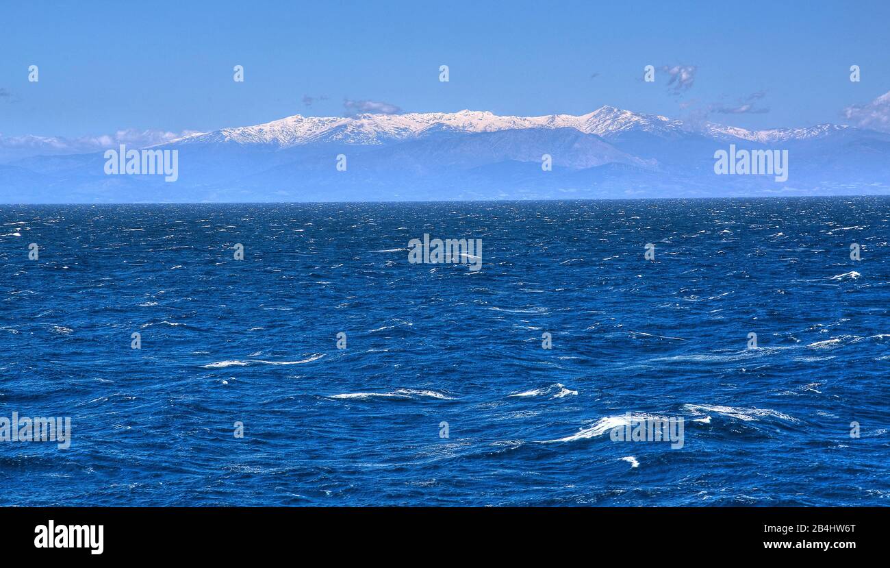 Mar con costa andaluza y nieve Sierra Nevada 3482m, Andalucía, Mar Mediterráneo, España Foto de stock