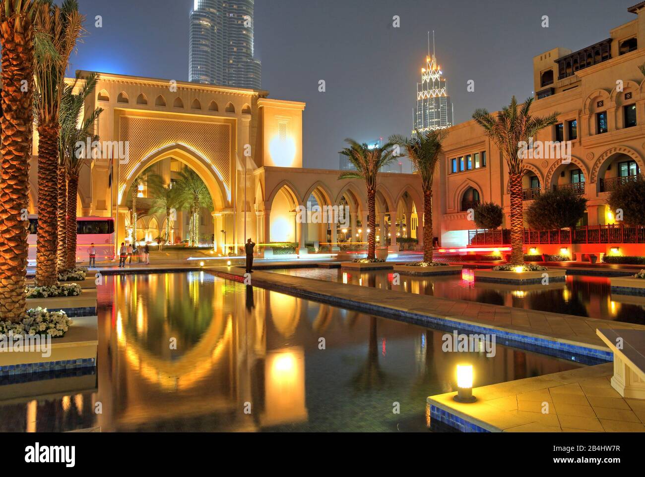 Cuenca de agua y puerta de entrada al hotel Palace Downtown por la noche en el centro de Dubai, Golfo Pérsico, Emiratos Árabes Unidos Foto de stock