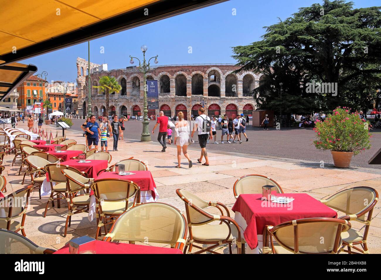 Piazza Bra con terraza restaurante y la Arena di Verona, Ciudad Vieja, Verona, Veneto, Italia Foto de stock