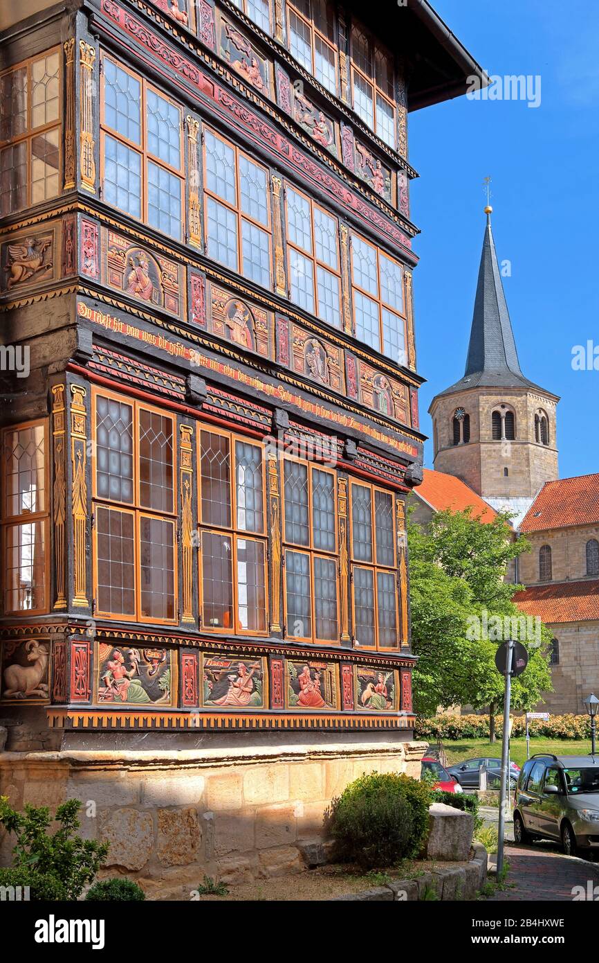 Bay window de la casa renacentista de entramado de madera Werner con la cuarta torre de la basílica de San Godehard en el barrio Fachwerk, Hildesheim, Baja Sajonia, Alemania Foto de stock