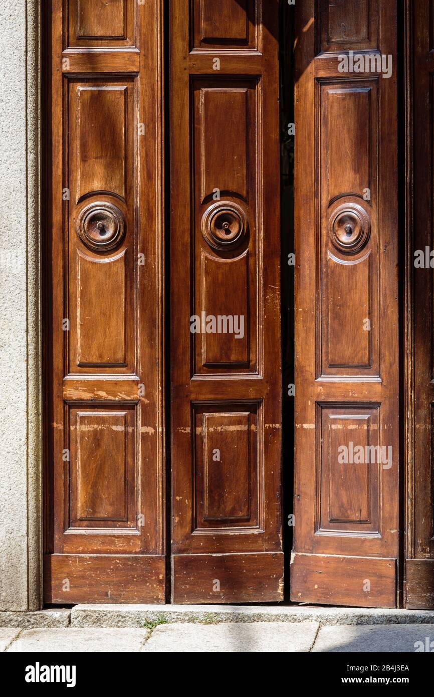 Puerta de cuatro partes de una casa en el casco antiguo fotografías e  imágenes de alta resolución - Alamy