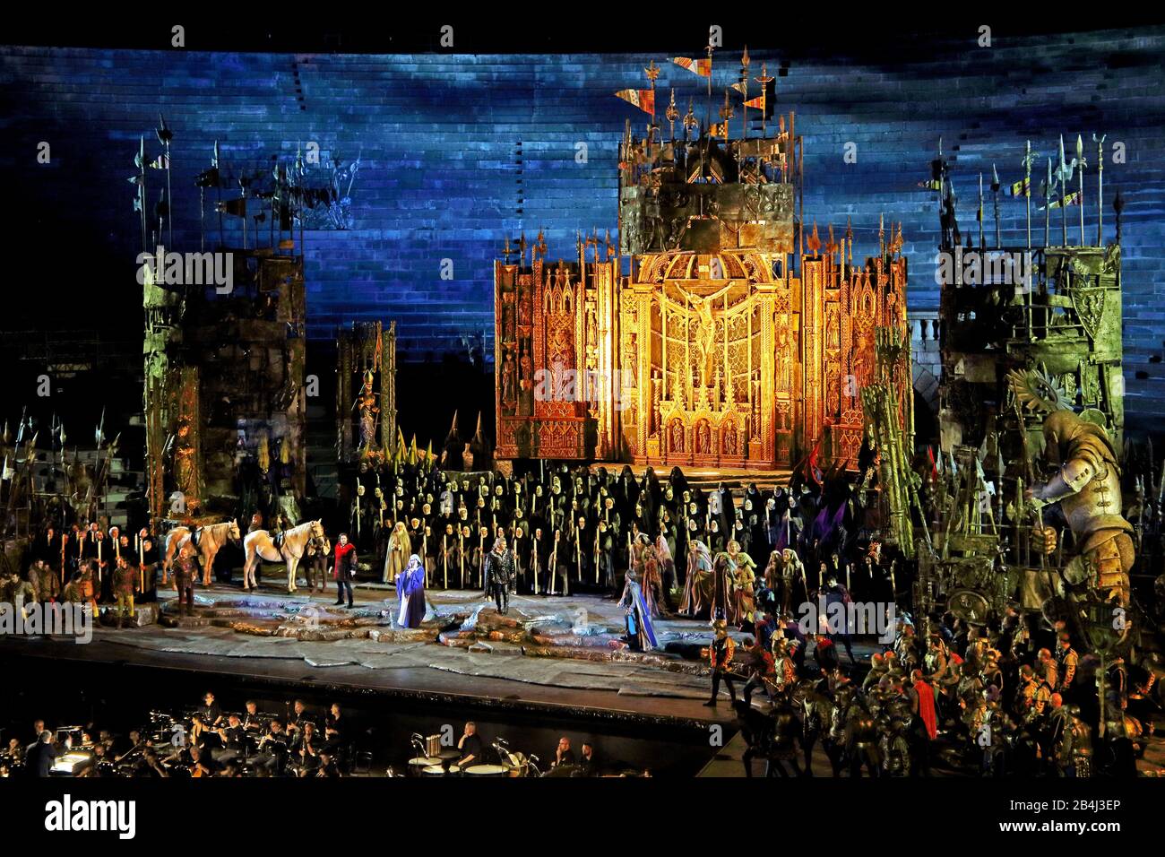 Festival de Ópera con actuación Il Trovatore en la Arena di Verona por la noche, Casco antiguo, Verona, Veneto, Italia Foto de stock