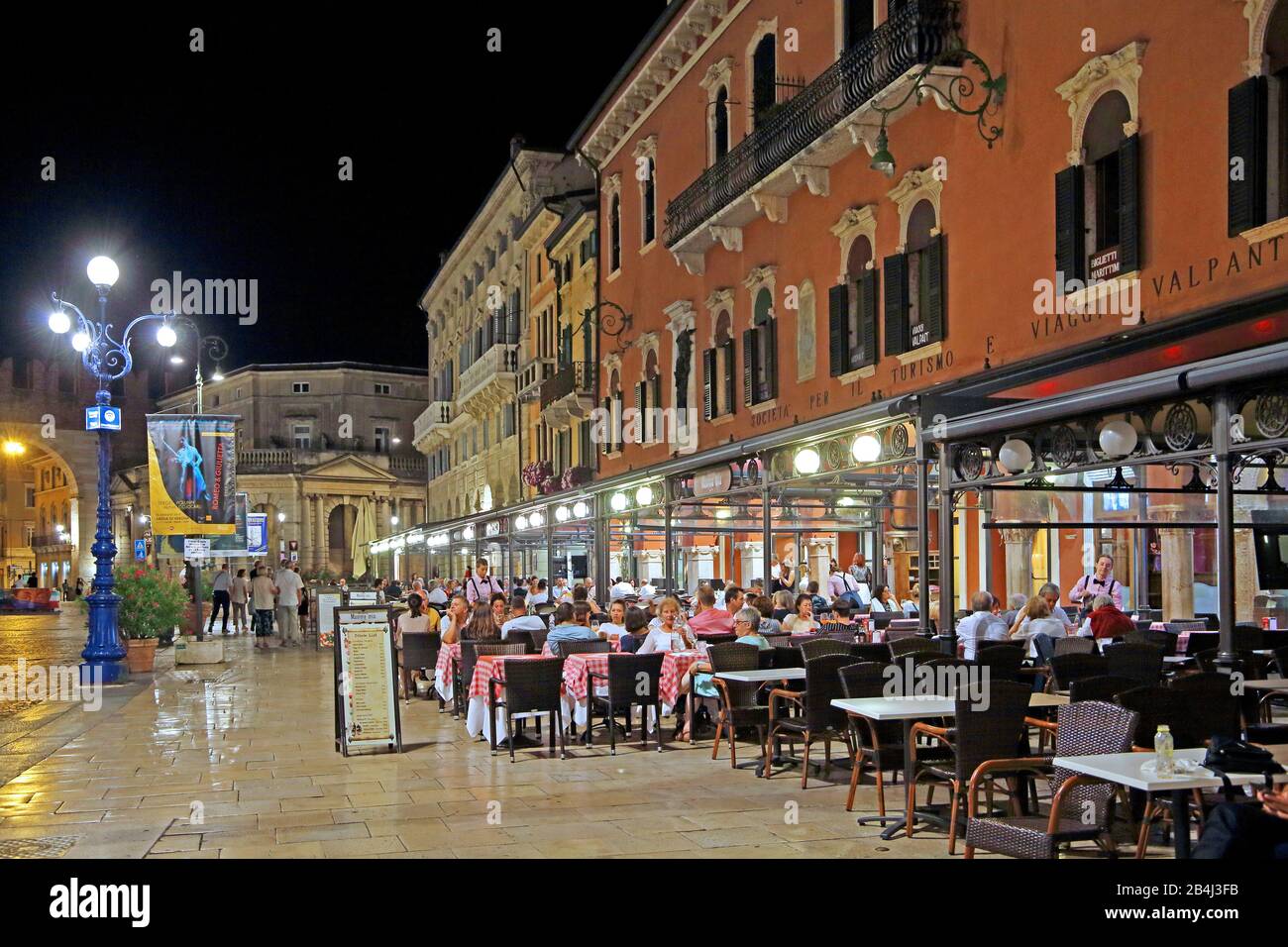 Palazzi en Piazza Bra con terrazas restaurante por la noche, casco antiguo, Verona, Veneto, Italia Foto de stock