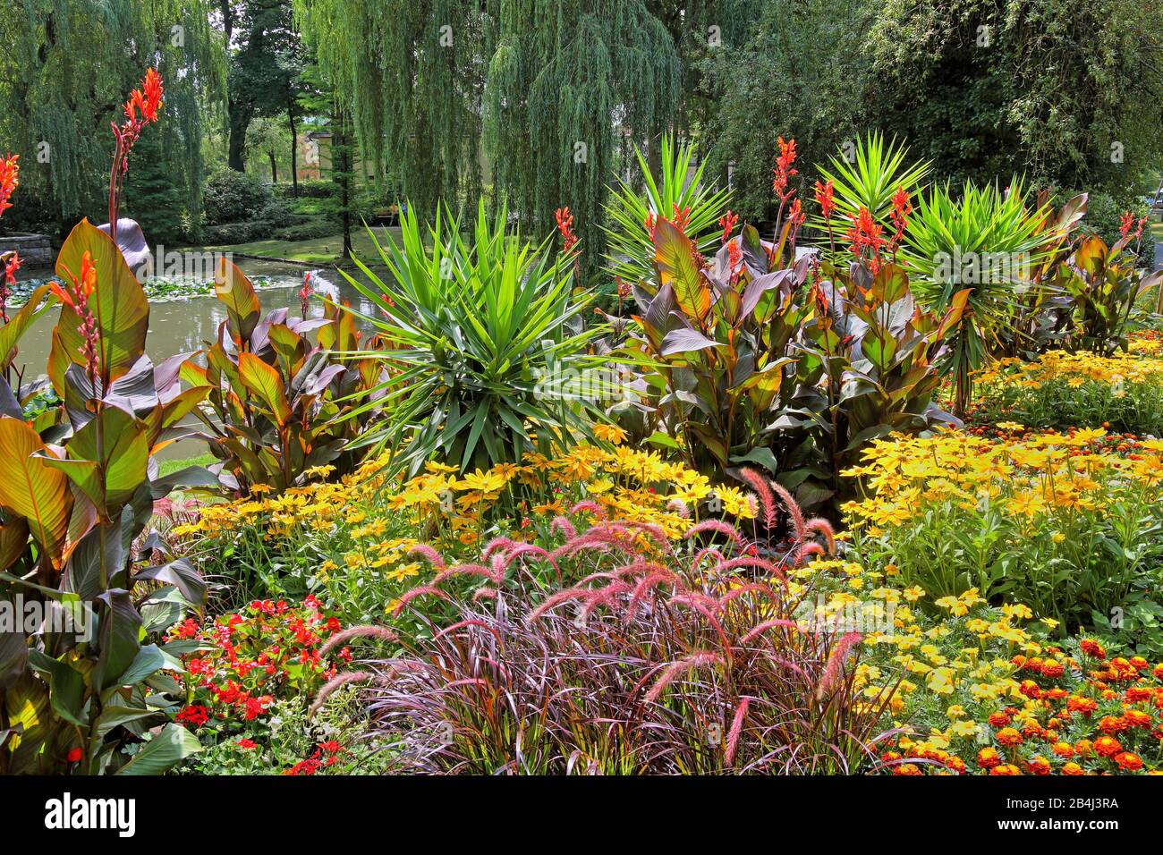 Fronteras florales en el parque de la Festspielhaus Bayreuth, Alta Franconia, Franconia, Baviera, Alemania Foto de stock