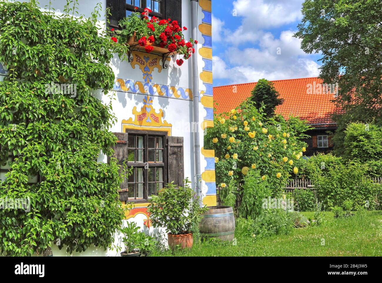 Detalle de una casa de campo Alta Baviera con jardín y arreglo floral en Ohlstadt, Loisachtal, Alta Baviera, Baviera, Alemania Foto de stock