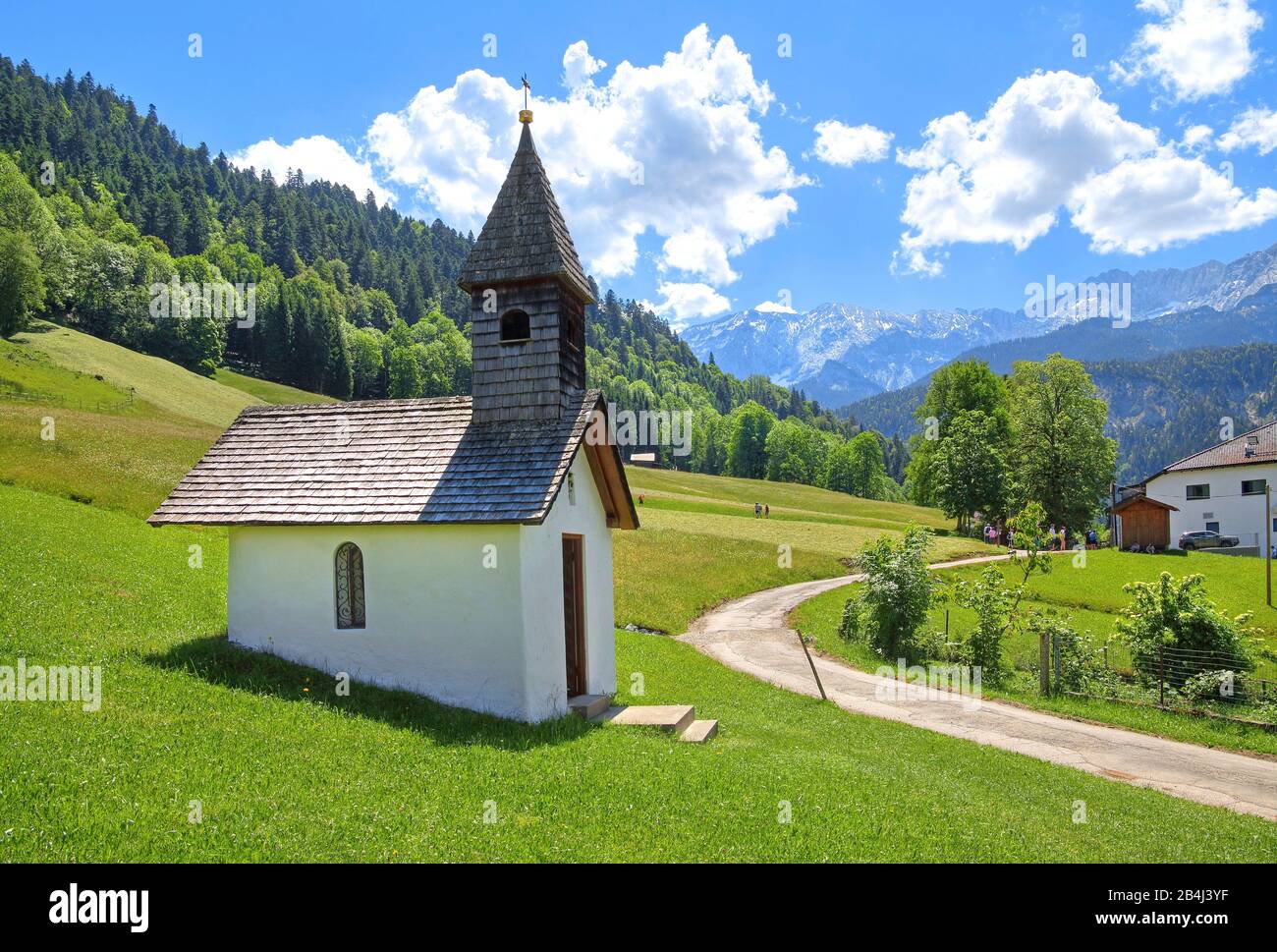 Pequeña capilla en Graseck sobre el Reintal con Wettersteingebirge en Garmisch-Partenkirchen, Loisachtal, Werdenfelser Land, Zugspitzland, Alta Baviera, Baviera, Alemania Foto de stock