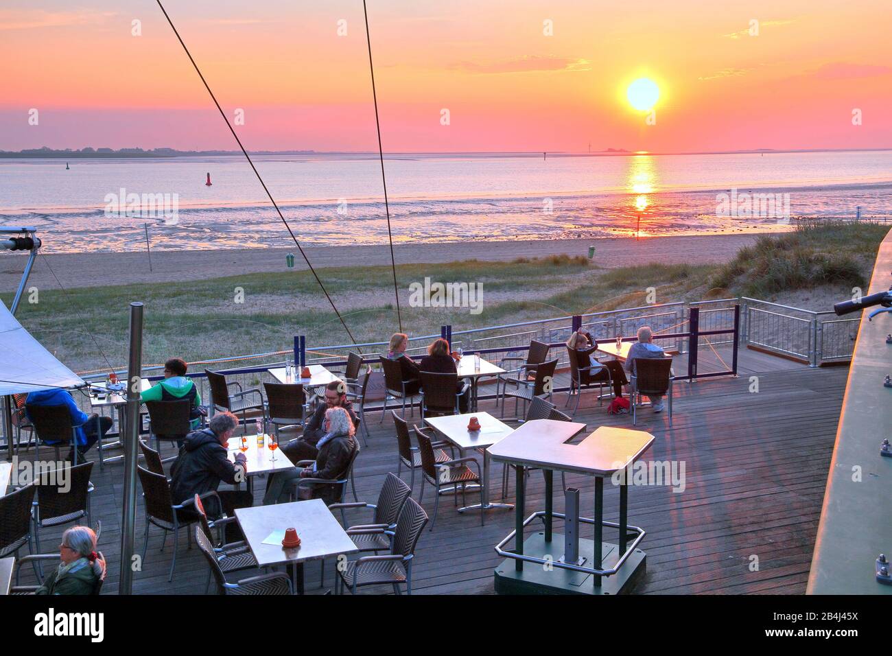 Terraza del bar de la playa en el Weserstrand al atardecer, Bremerhaven, Weser, estuario Weser, Land Bremen, Alemania Foto de stock