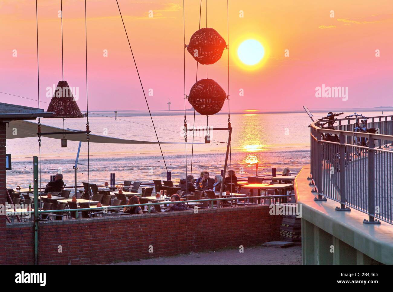 Terraza del bar de la playa en el Weserstrand al atardecer, Bremerhaven, Weser, estuario Weser, Land Bremen, Alemania Foto de stock