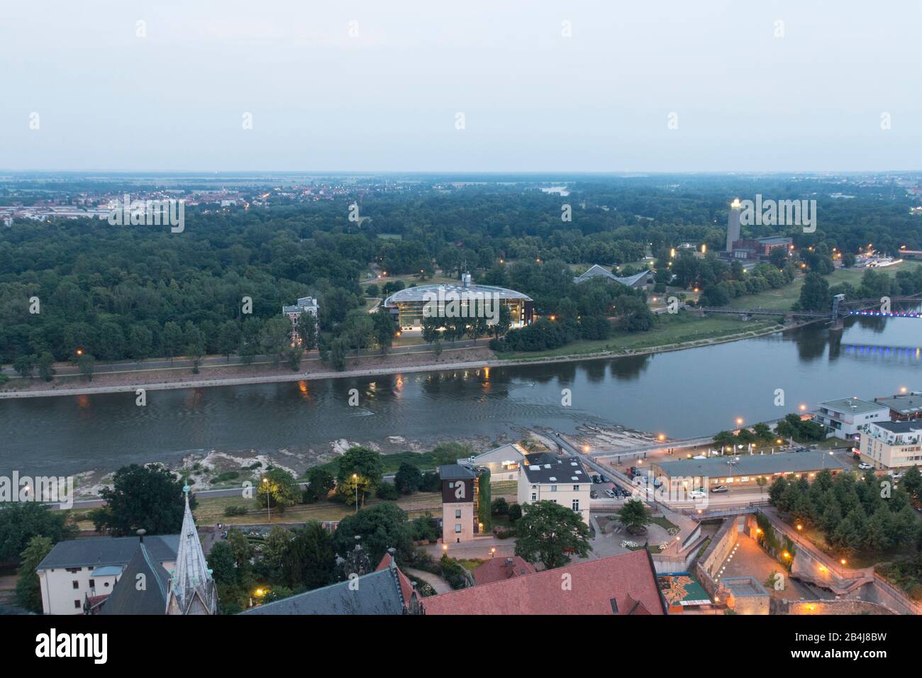 Alemania, Sajonia-Anhalt, Magdeburg, vista del Elba y el edificio del Mitteldeutscher Rundfunk (mdr) en Magdeburg. Foto de stock