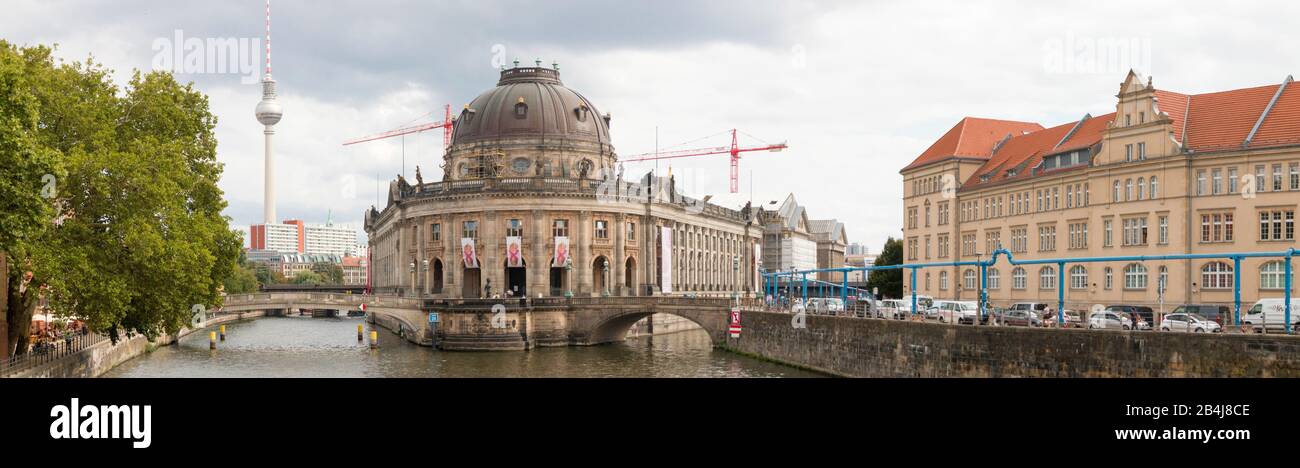Deutschland, Berlín, Blick auf Museumsinsel an der Spree mit Fernsehturm im Hintergrund, Berlín. Foto de stock