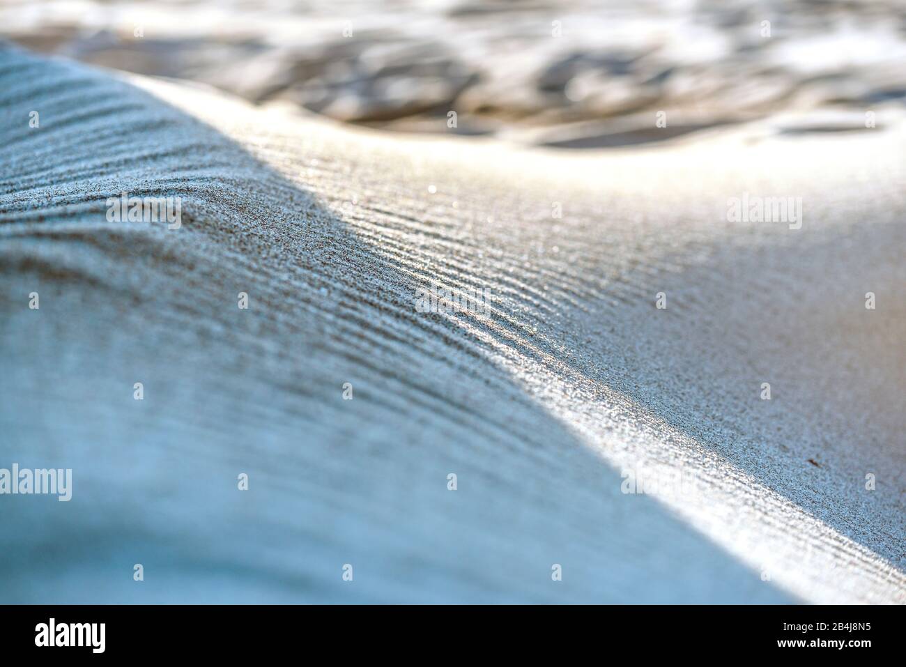 Primer plano de la arena de la playa en forma de viento como la ola, jugar con la luz y la sombra, símbolo imagen Mar Báltico Foto de stock