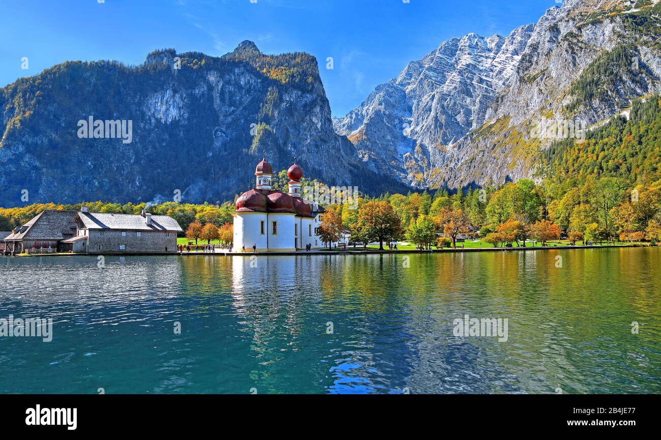 Orilla del lago de San Bartolomé con capilla y Watzmannostwand (2713m) en el Parque Nacional Königssee, municipio Schönau am Königssee, Berchtesgadener Land, Alta Baviera, Baviera, Alemania Foto de stock