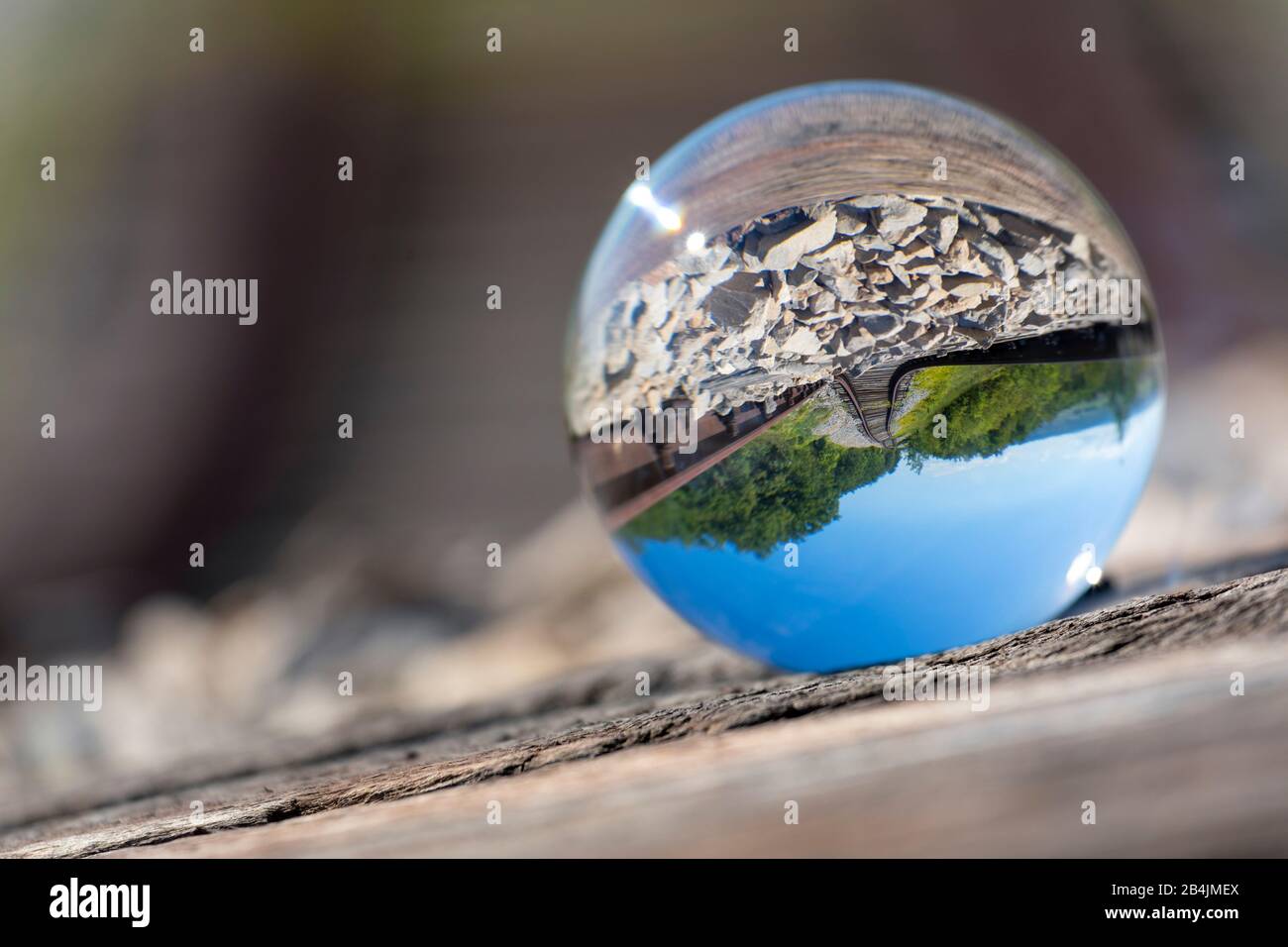 La bola de cristal refleja la imagen invertida del antiguo ferrocarril, Pijana pruga, Kozljak, Krsan, el condado de Istria, Croacia Foto de stock