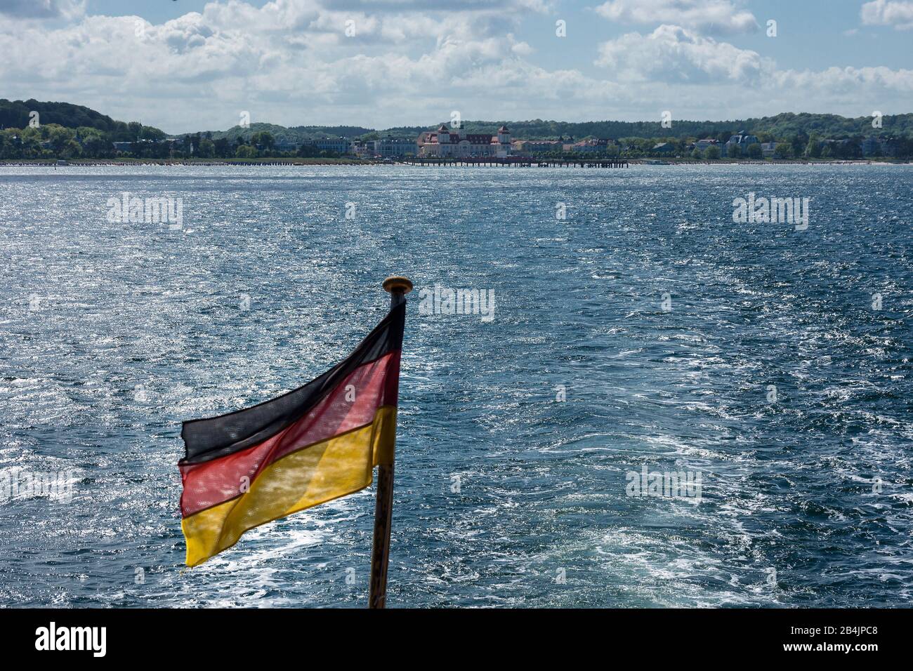 Ostsee, Seebad Binz, Dampfer, Wehende Deutschlandfahne Foto de stock