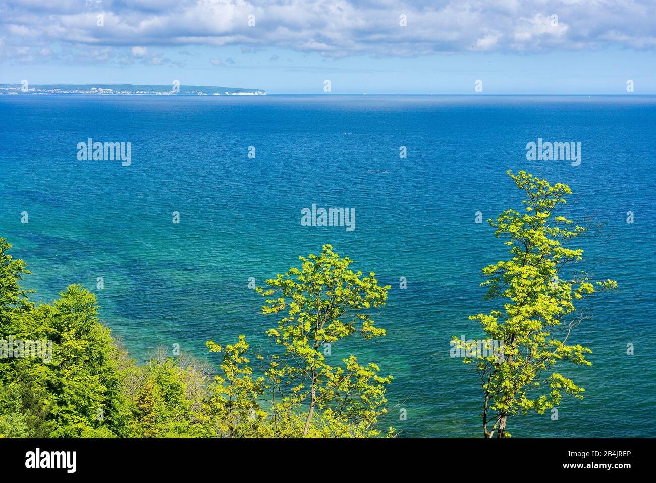 Rügen, Steilufer der Granitz, Fernblick über die Ostsee zum Nationalpark Jasmund - Stubbenkammer Foto de stock