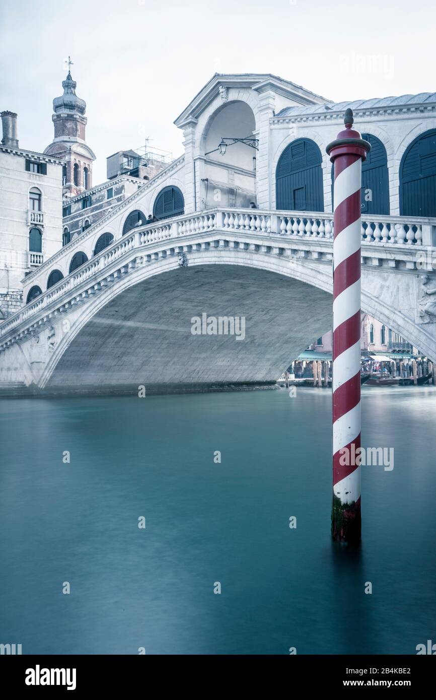 Puente de Rialto, Venecia, Italia, exposición a largo plazo Foto de stock
