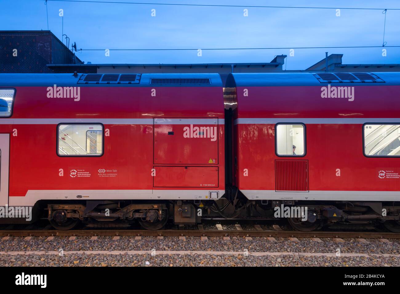 Alemania, Sajonia-Anhalt, Magdeburg, estación de tren regional, hora azul, temprano por la mañana. Foto de stock