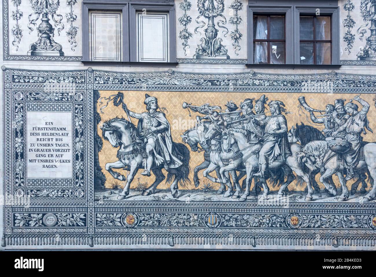 Deutschland, Sachsen. Dresden, Fürstenzug in der Augustusstraße, Fürstenzug ist die berühmte Meißner Porzellan-Wandfliesenplatte, Dresden ist die Haup Foto de stock