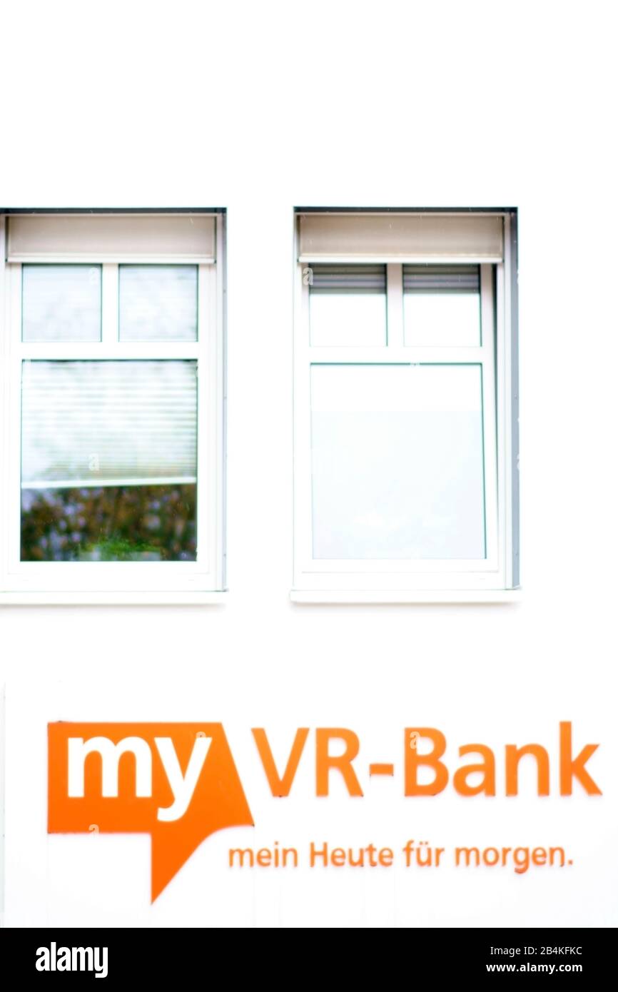 El logotipo del banco VR con un eslogan publicitario en la fachada brillante de un edificio comercial. Foto de stock