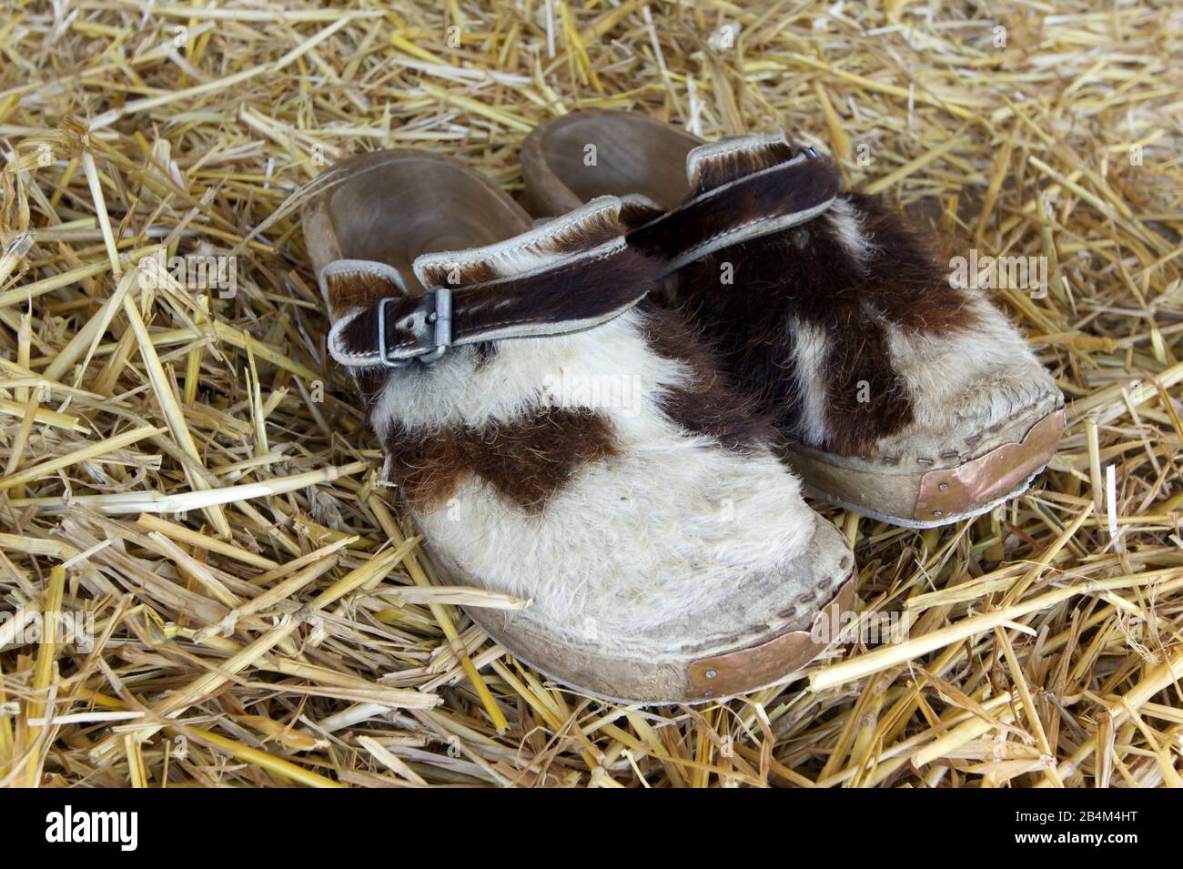 Zapatos antiguos tradicionales de piel de vaca Fotografía de stock - Alamy