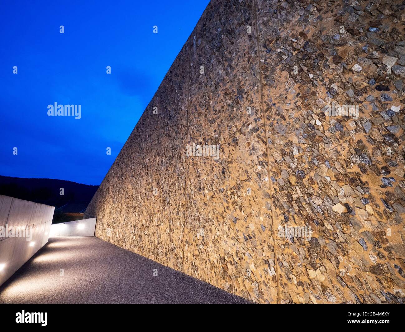 Sala de conciertos Blaibach, vista exterior, arquitecto Peter Haimerl, atardecer, Bosque Bávaro, Baviera, Alemania Foto de stock