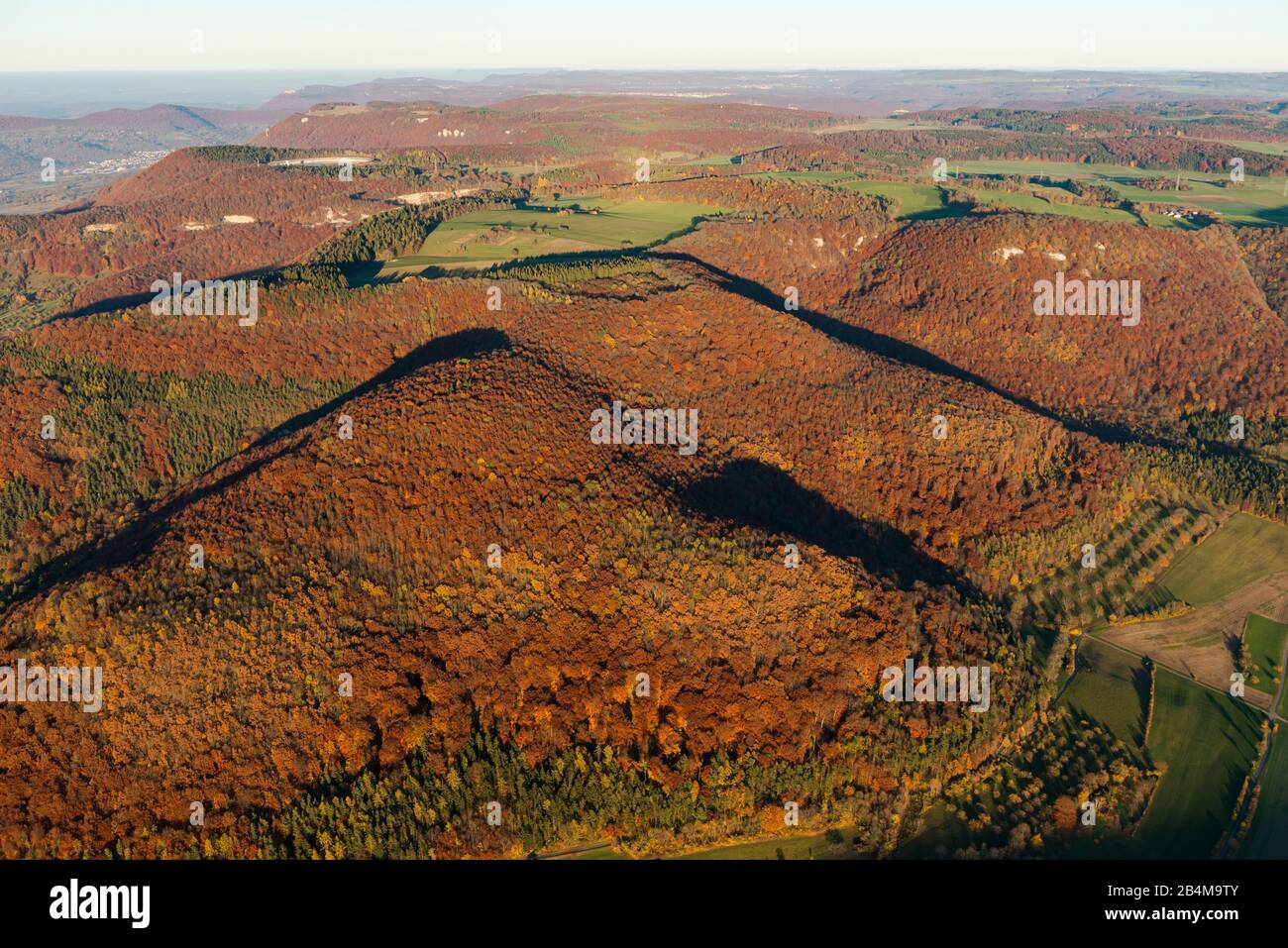 Deutschland, Baden-Württemberg, Schwäbische Alb, Eningen, Herbstwald Albtrauf Und Albhochfläche Von Oben Foto de stock