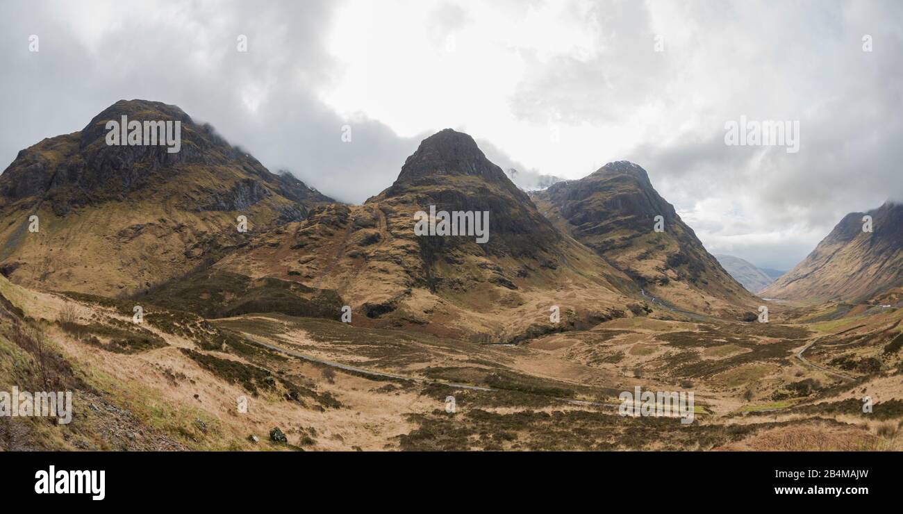 Gran Bretaña, Escocia, Highlands, Glencoe, vista del valle y Tres Hermanas en un día nublado Foto de stock