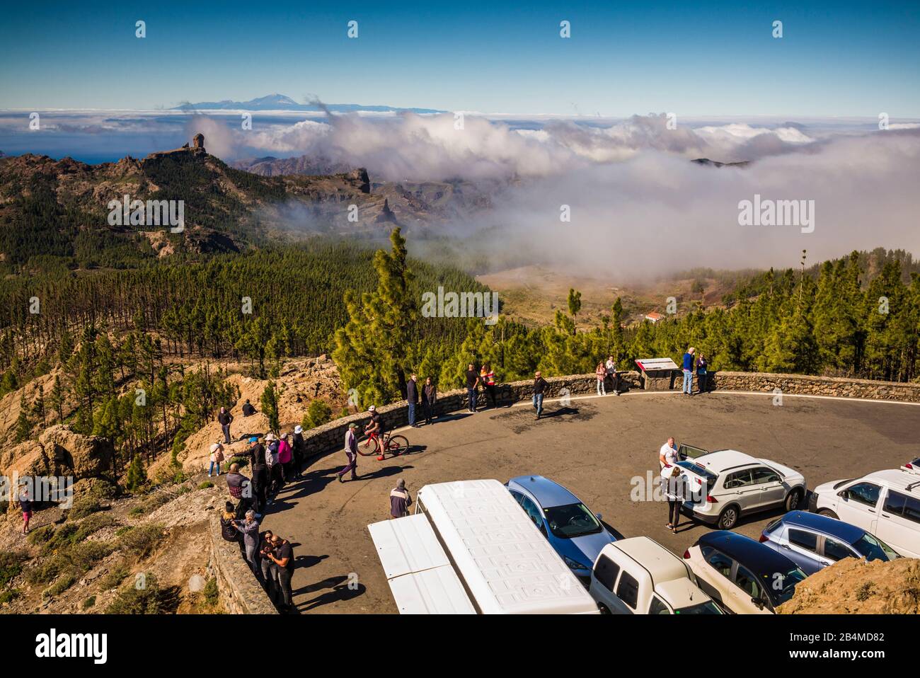 España, Islas Canarias, Gran Canaria, Pozo de las Nieves, un alto ángulo de vista del Roque Nubio y El Teide en la isla Tennerife Foto de stock