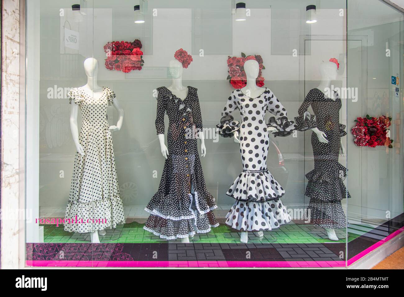 Flamenca zapatos para niñas en un escaparate. Sevilla. Andalucia. España  Fotografía de stock - Alamy